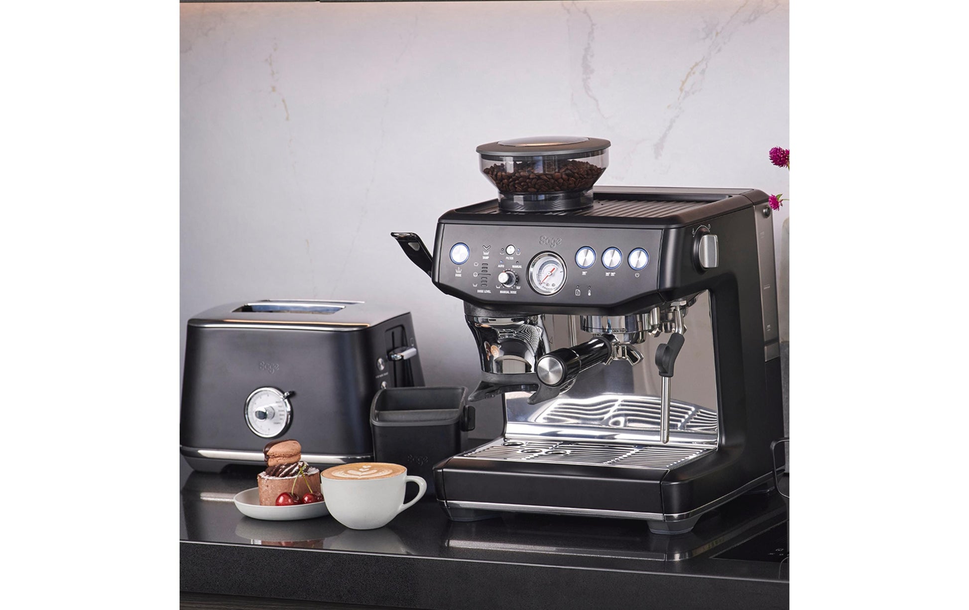 Sage Barista Impress Espressomaschine (Siebträger) – 9 bar, 2 l, Milchaufschäumer, Schwarz