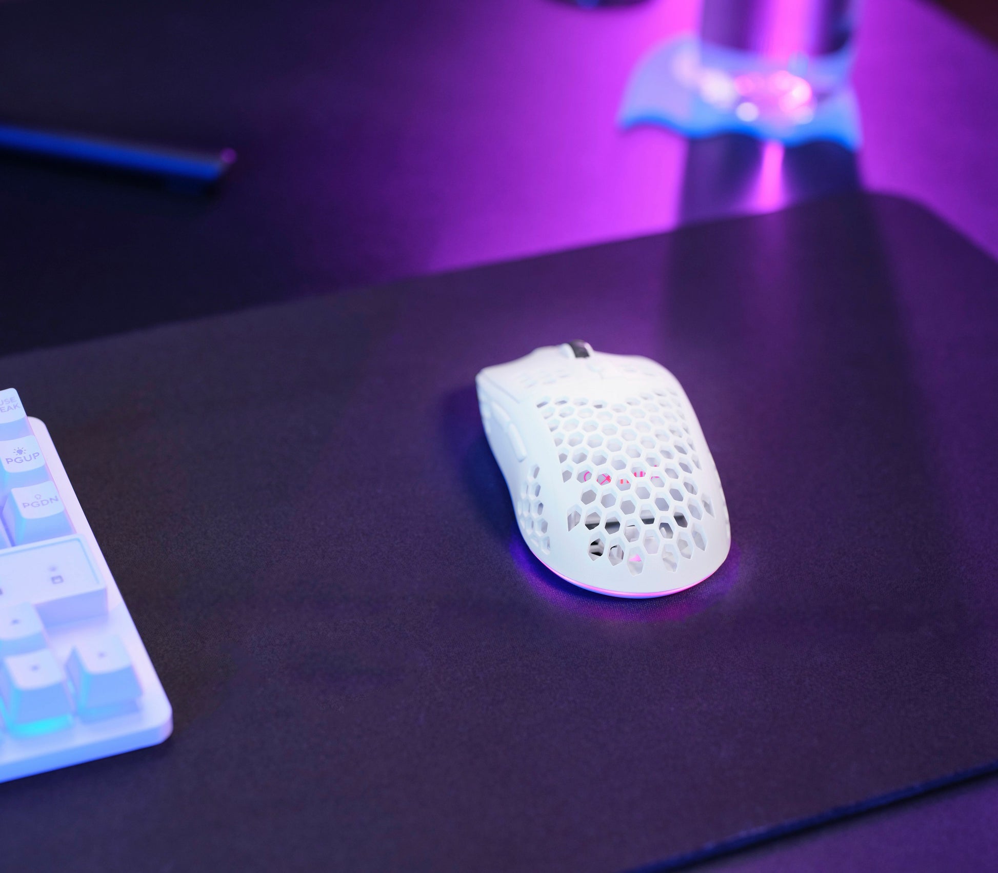 Trust GXT 929 Helox – Gaming-Maus – Kabellos (2,4 GHz), 4800 DPI, RGB-Beleuchtung, Rechtshänder, Weiss