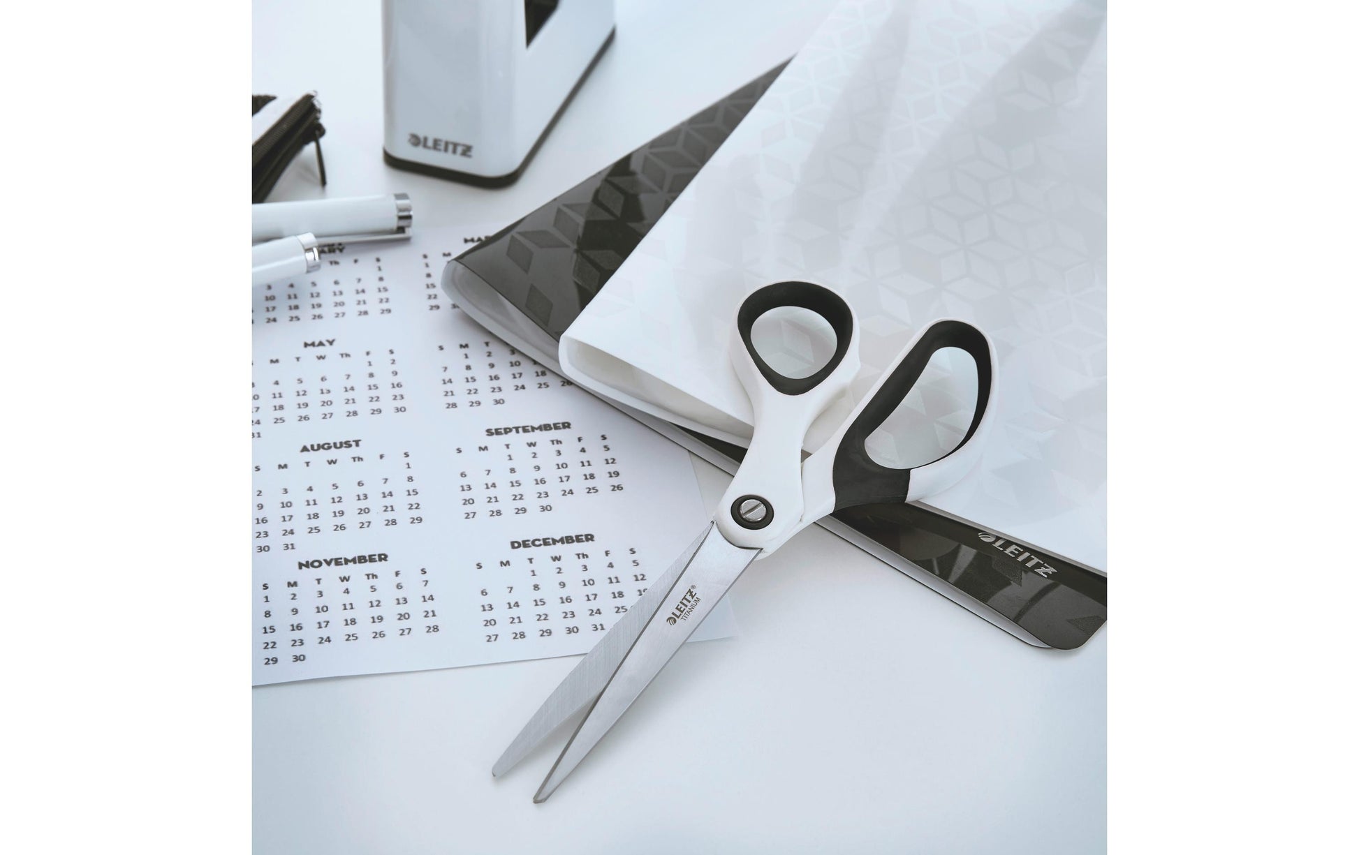 Leitz Universalschere WOW – titanbeschichtet, für Rechts- und Linkshänder, spitz, Softgrip, Kunststoff, weiss