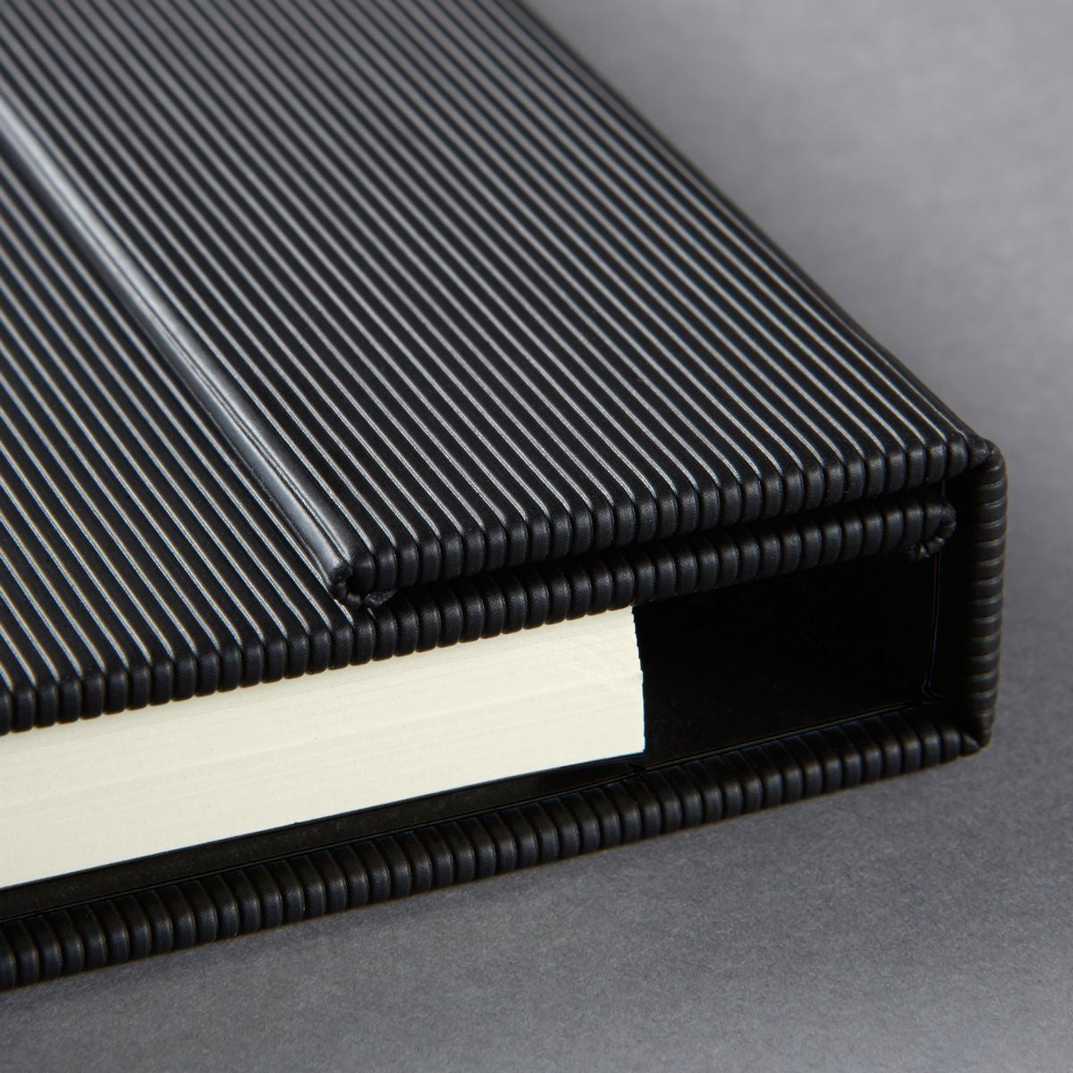 Sigel Notizbuch, 245 × 315 mm, kariert, Fadenheftung, 194 Seiten, 80 g/m² – schwarz