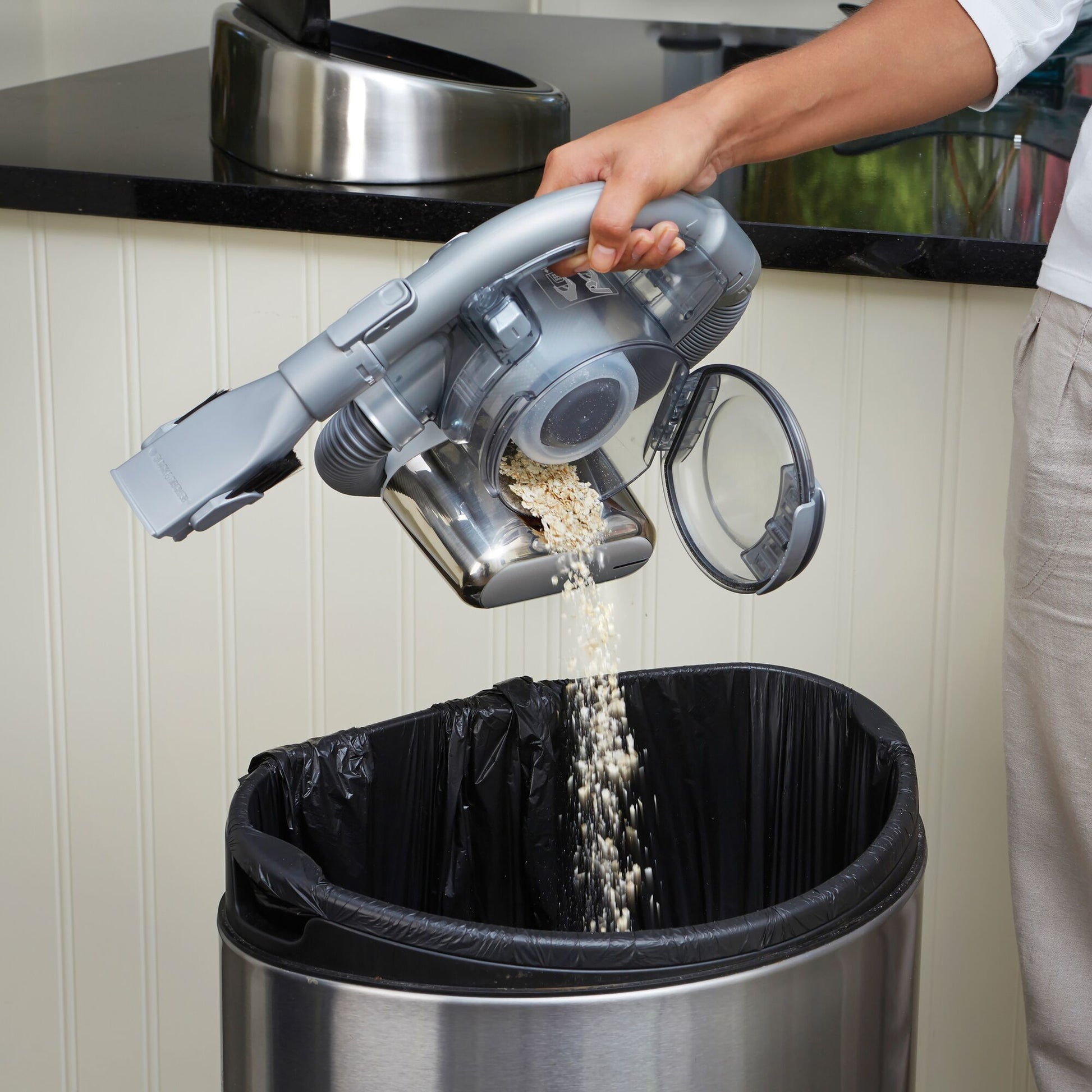 Black & Decker Black+Decker PD1820L – Akku-Handstaubsauger – 18 V, 15 min, 0,56 l, Beutellos – Chrom