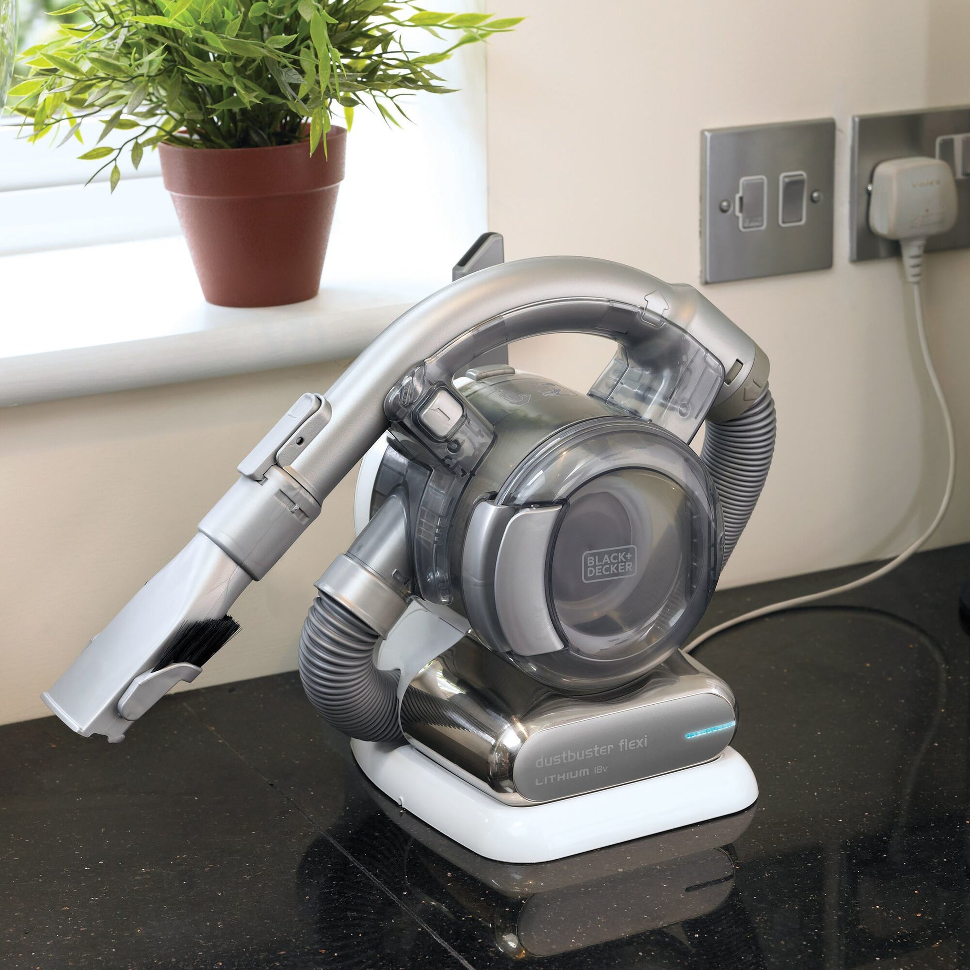 Black & Decker Black+Decker PD1820L – Akku-Handstaubsauger – 18 V, 15 min, 0,56 l, Beutellos – Chrom