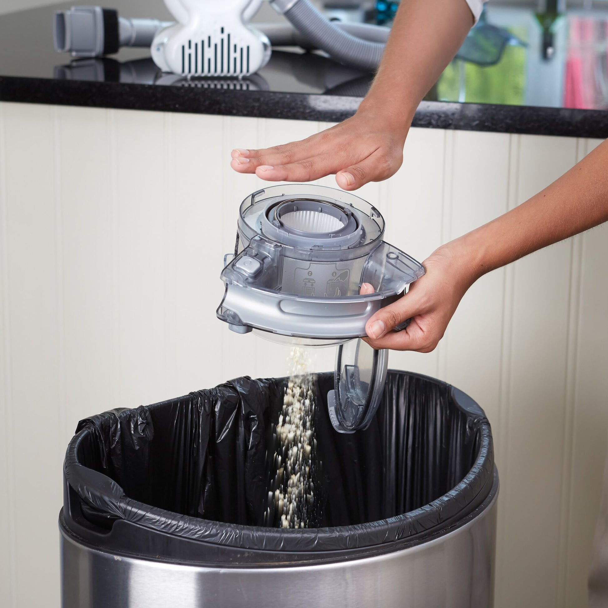 Black & Decker Black+Decker PD1820L – Akku-Handstaubsauger – 18 V, 15 min, 0,56 l, Beutellos – Chrom