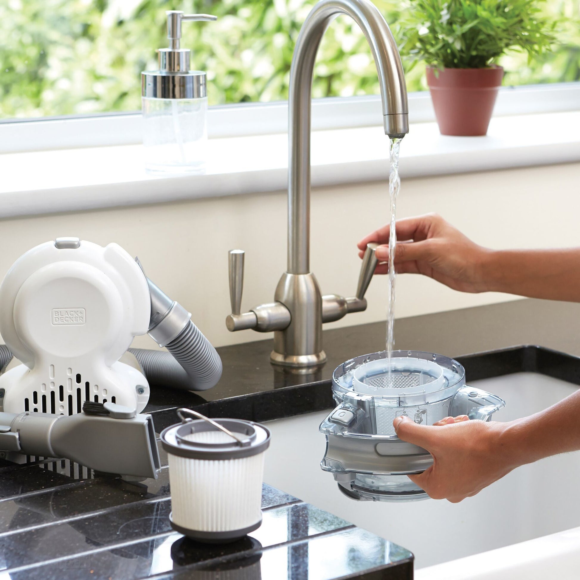 Black & Decker Black+Decker PD1820L – Akku-Handstaubsauger – 18 V, 15 min, 0,56 l, Beutellos – Chrom