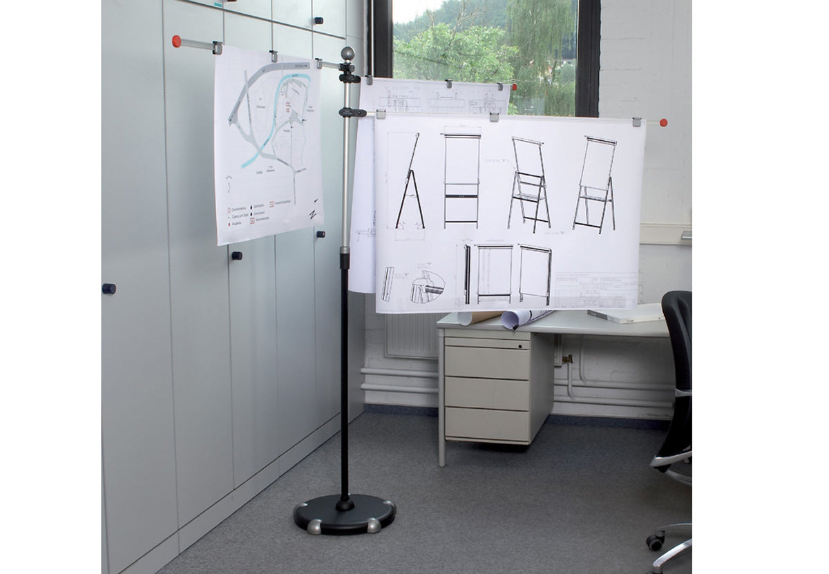 MAUL Planhalter mit 3 Schwenkarmen A0 – höhenverstellbar, mit Rollen, magnetisch – Aluminium, grau – 6256084