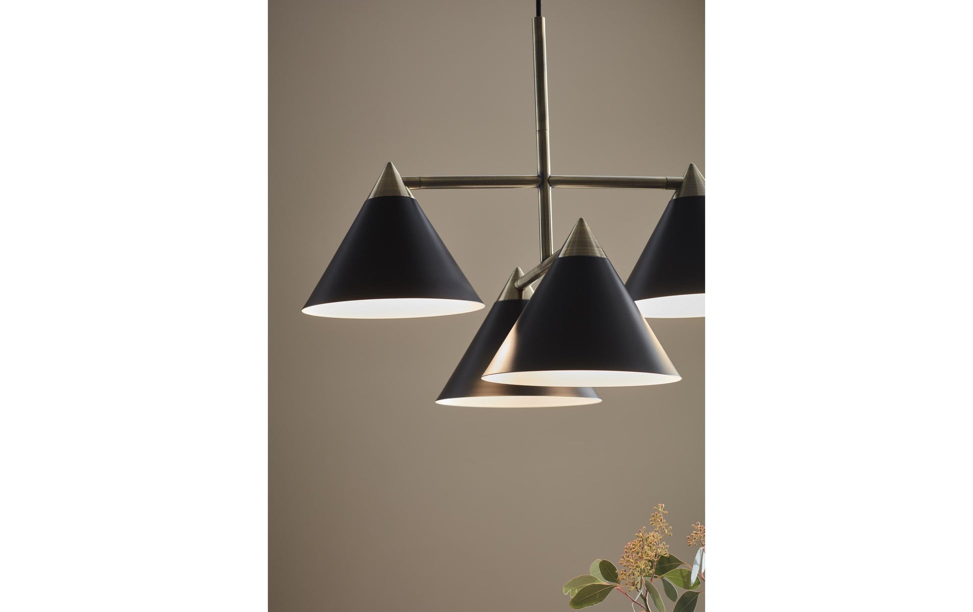 Markslöjd Pendelleuchte Klint – Ø 57 × 46 cm, 40 W, schwarz/gold, exkl. 4× E14, Pendellänge 1,5 m