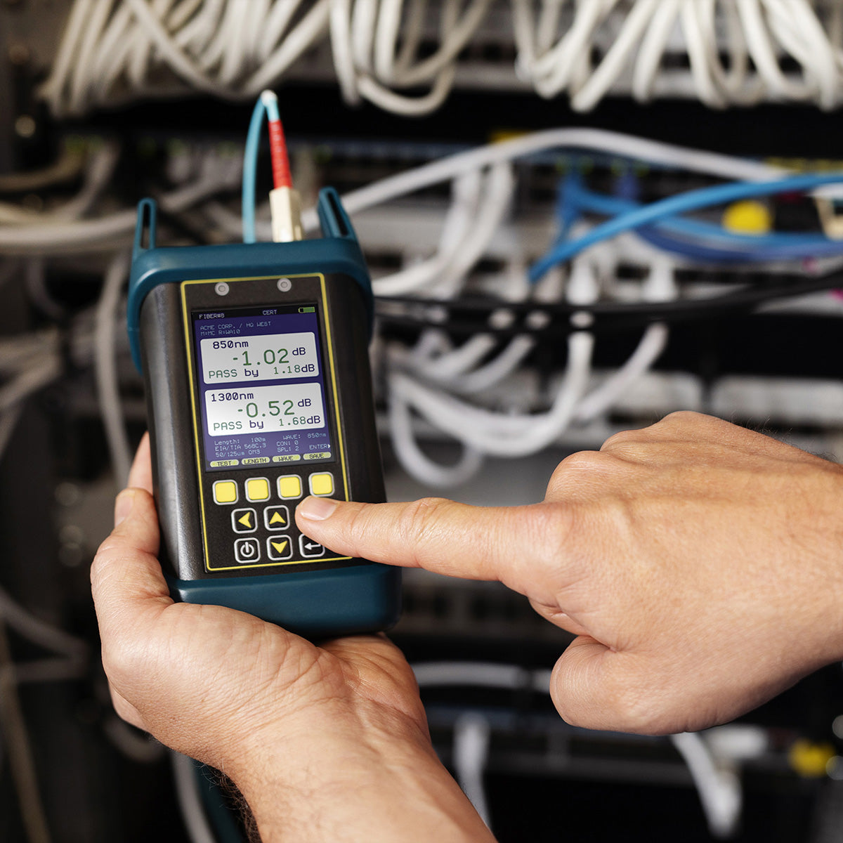 Softing IT Networks FiberXpert 700 – Kabeltester – Quad-Lichtquelle (MM 850/1300, SM 1310/1550 nm), kalibriert