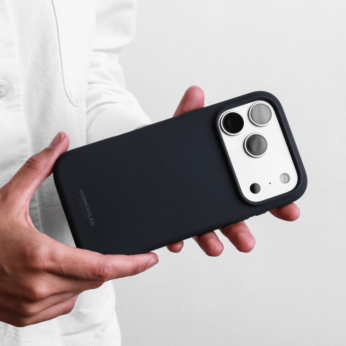 Vonmählen Backcover – für Apple iPhone 17 Pro – dunkelblau – Silikon – MagSafe-kompatibel