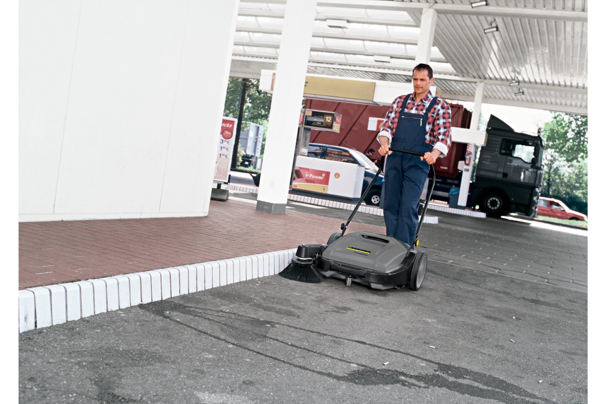 Kärcher Kehrmaschine KM 70/15 C – 70 cm Arbeitsbreite, 42 l Auffangbehälter, manuell, schwarz