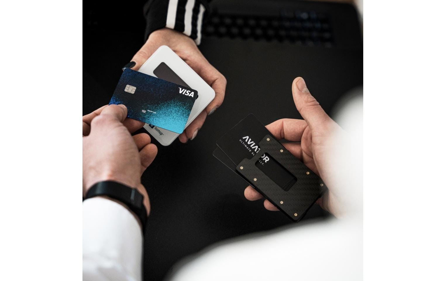 Aviator Wallet AVIATOR – Kartenetui – RFID-Schutz, Münzfach, Clipverschluss – 85,6 × 10,5 × 54 mm, 20 Karten – Anthrazit