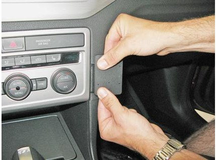 Brodit Auto-Halterung, abgewinkelt, passiv – für Volkswagen Golf Sportsvan 15–19 – Schwarz