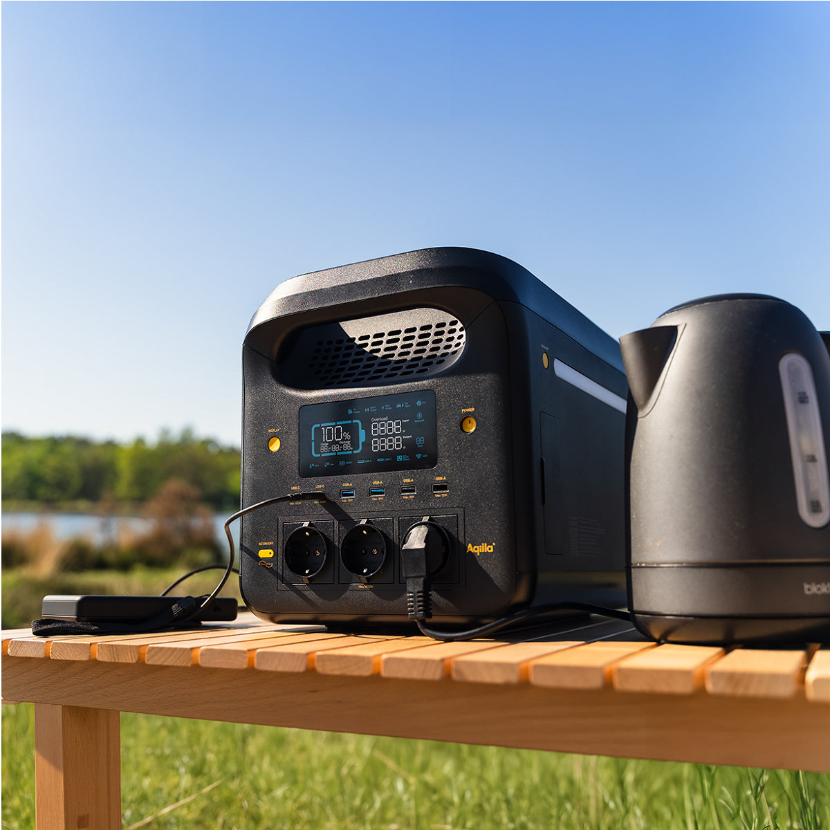 Aqiila Powerbird S1800 – Powerstation, 1'229 Wh, 3'000 W AC, LiFePO4, 3× Schuko (Typ F), Räder, LCD