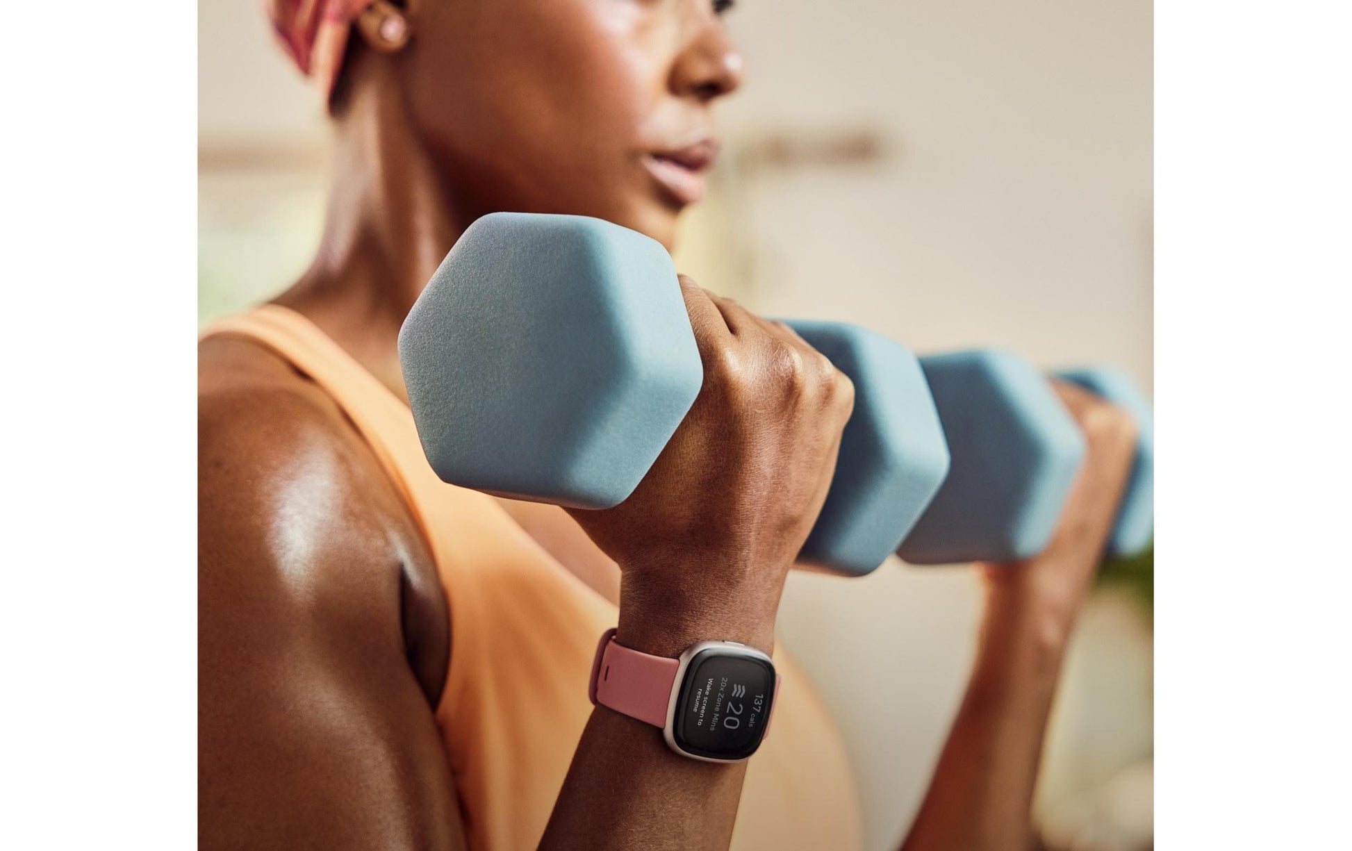 Fitbit Versa 4 – Smartwatch – 40,5 mm, GPS, Corning Gorilla Glass 3, 50 m, Sandrosa/Kupferrosé, Sportarmband