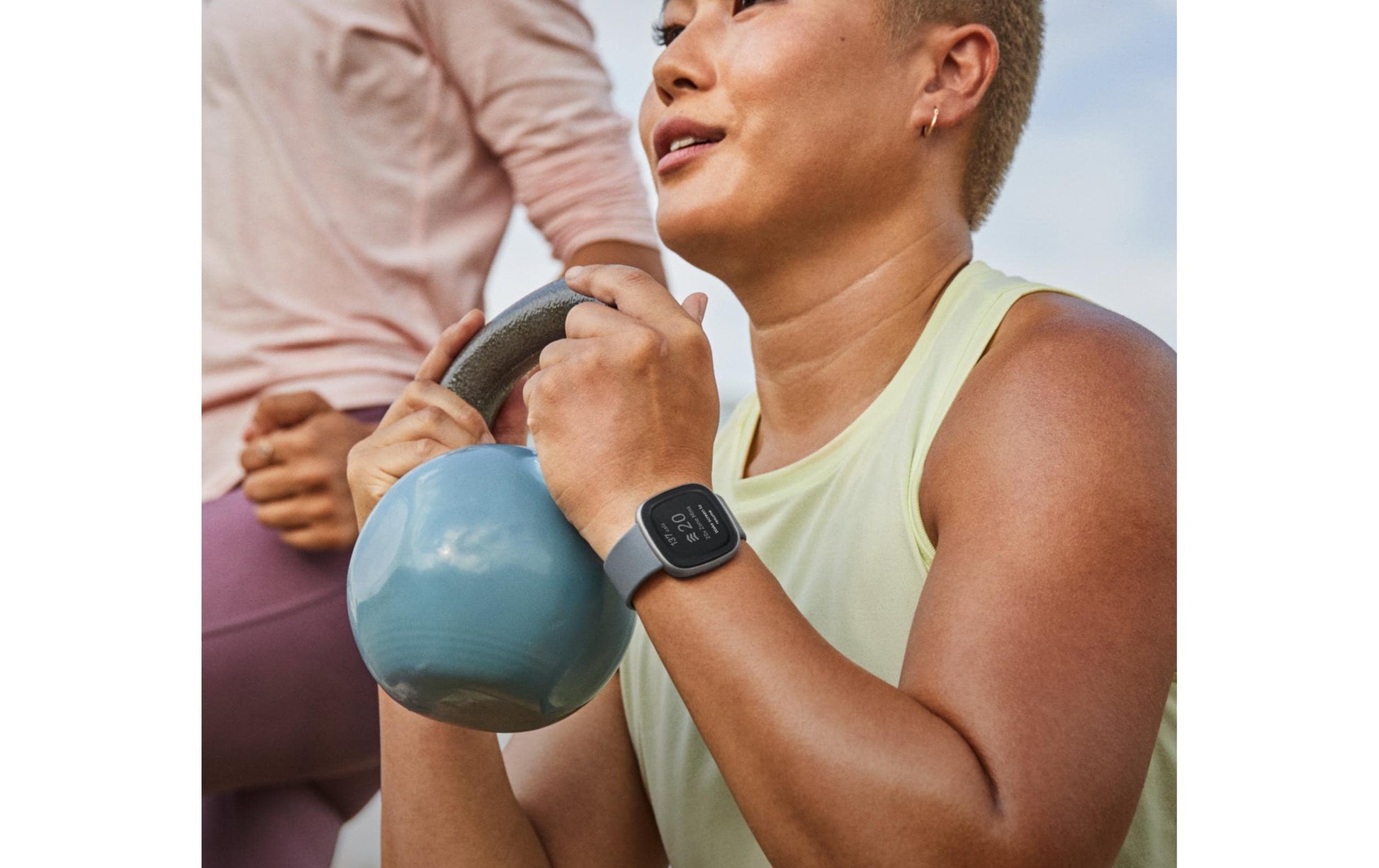 Fitbit Versa 4 – Smartwatch – 40,5 mm, GPS, Gorilla Glass 3, 50 m, Wasserfallblau / Platin