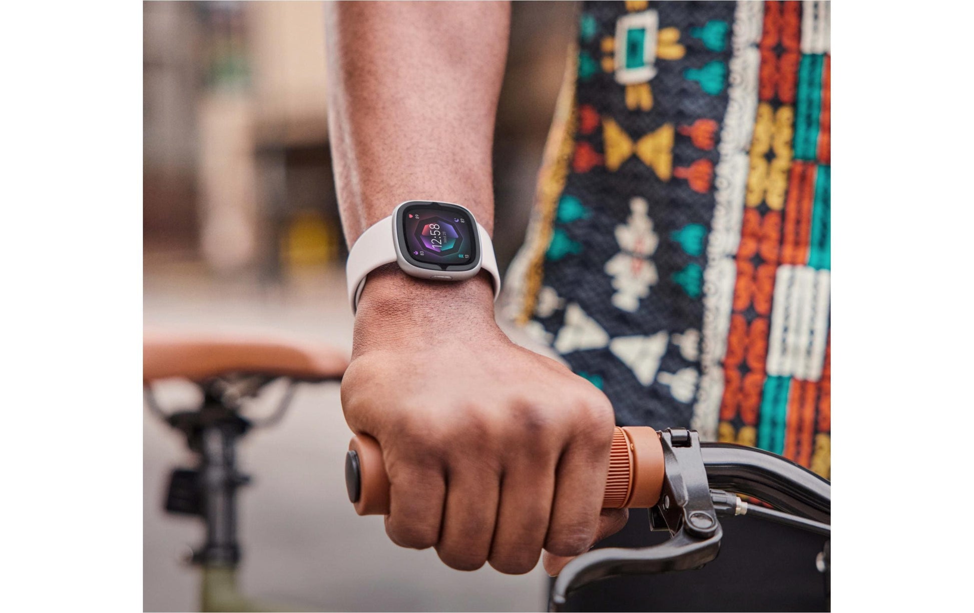 Fitbit Sense 2 – Smartwatch – 40,5 mm, GPS, Corning Gorilla Glass 3, 50 m, Mondweiss / Platin, Bandgrösse S/L