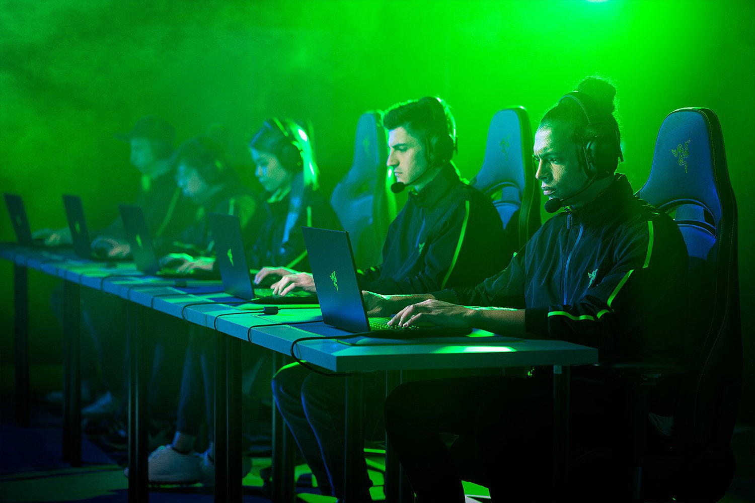 Razer Blackshark V2 Pro – Gaming-Headset – Bluetooth, Surround-Sound, abnehmbares Mikrofon – Schwarz – für PC – b