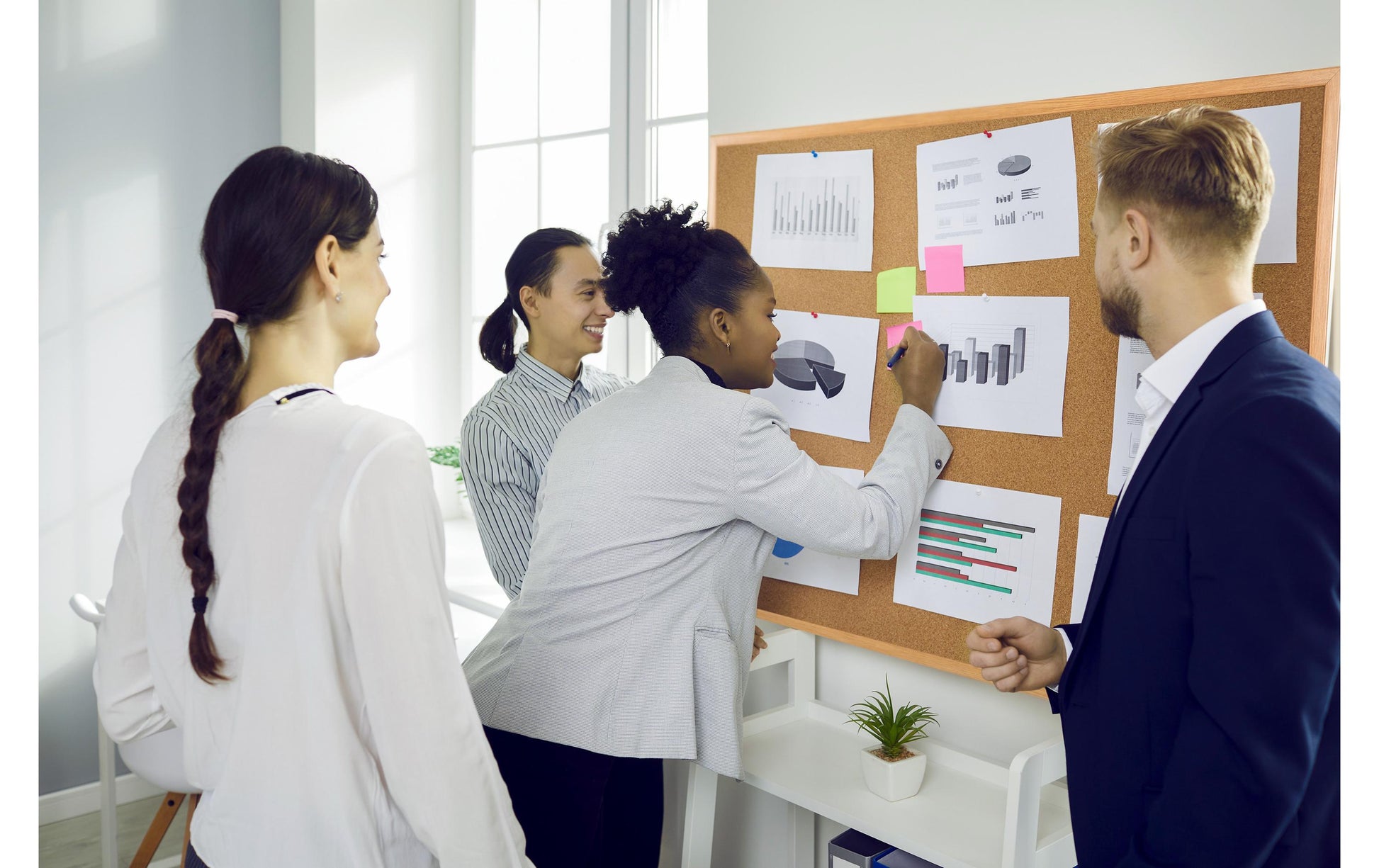 Bi-Office Korktafel – 60 × 45 cm – braun, Holzrahmen