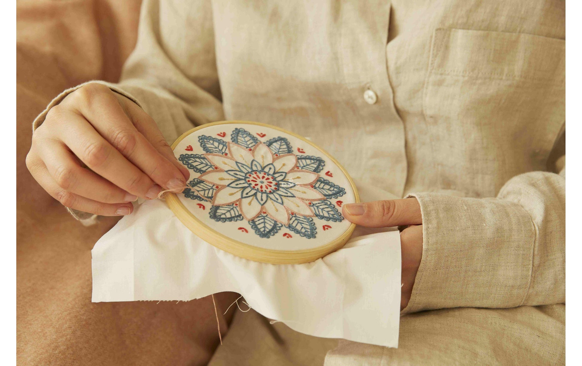 DMC Mindful Making – Nähset – Blumen-Mandala – 10-teilig – 8 m Baumwolle, Bambus