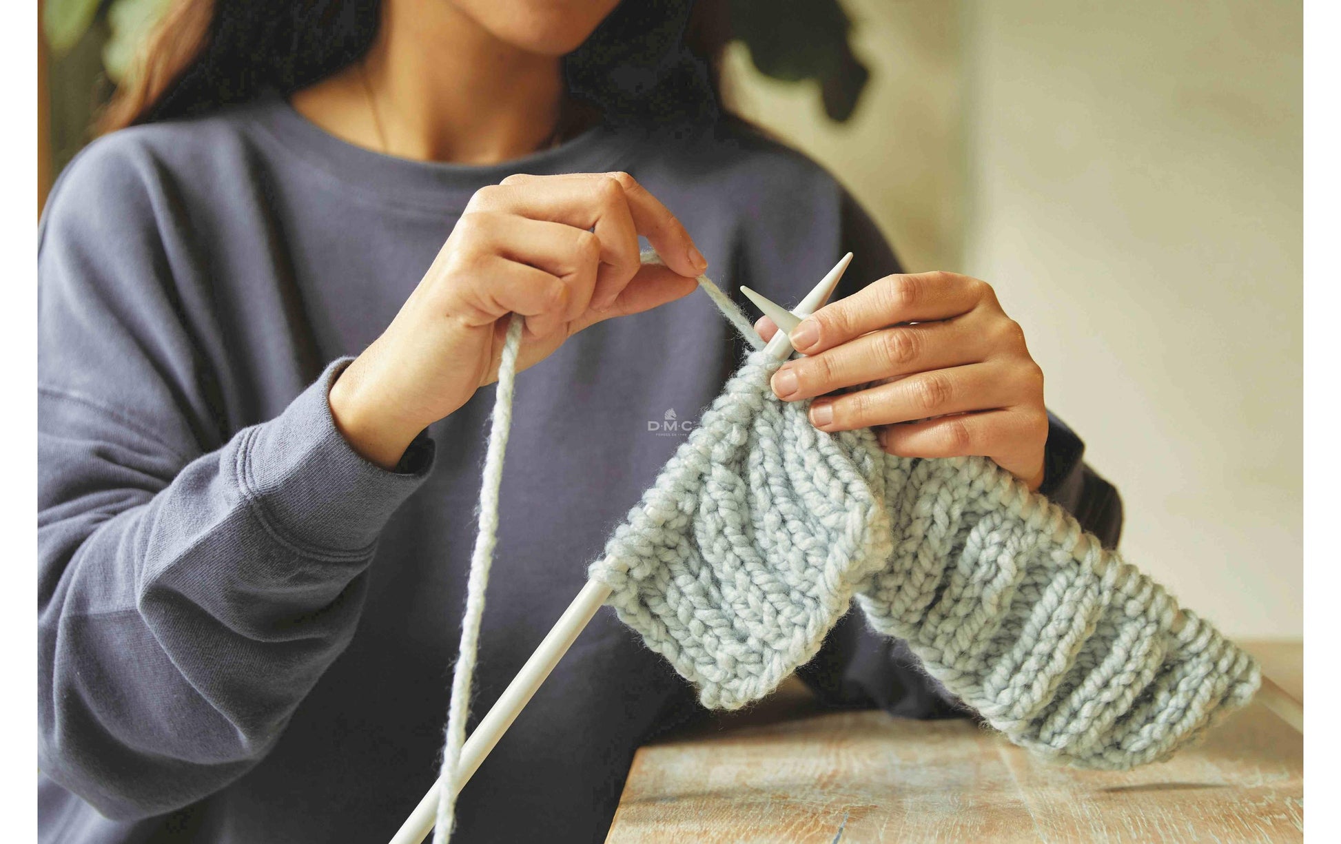 DMC Mindful Making Strickset Mütze und Pulswärmer – Hellblau, Ndl 10 mm, 6 Stk., Acryl