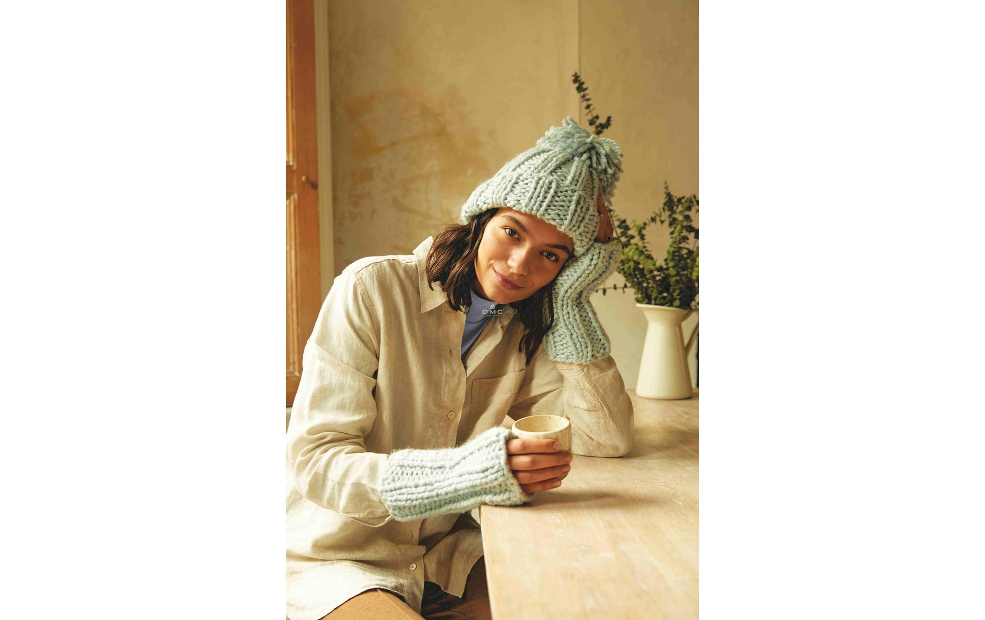 DMC Mindful Making Strickset Mütze und Pulswärmer – Hellblau, Ndl 10 mm, 6 Stk., Acryl