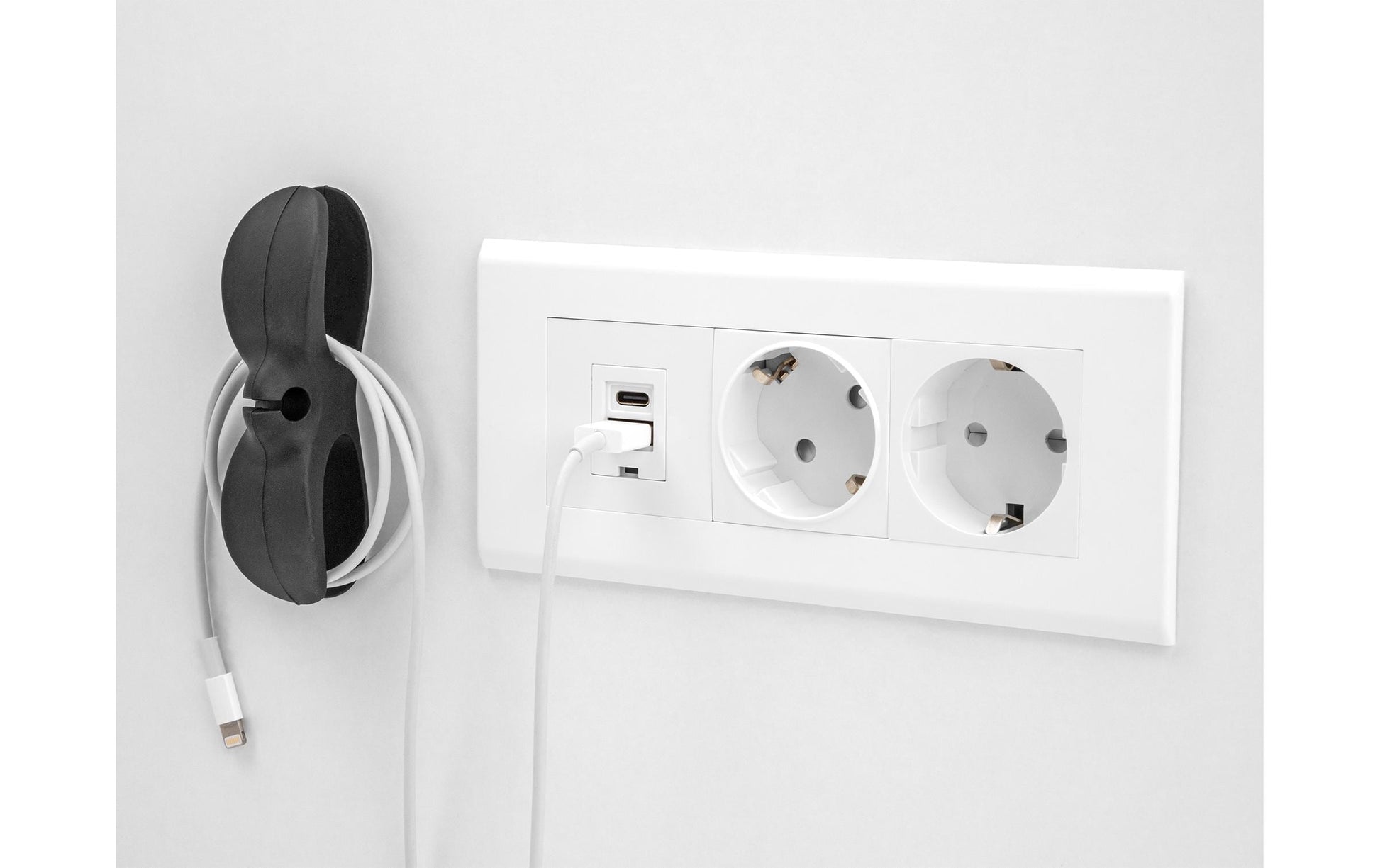 DeLOCK Kabelhalter, 3 Durchführungen, selbstklebend, für Kabel bis Ø 15 mm, 3er-Set – schwarz/grau/weiss