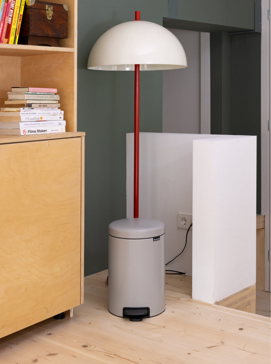 Brabantia NewIcon Treteimer – 12 l – Stahl, rund – Hellgrau – Soft-Close, Anti-Rutsch