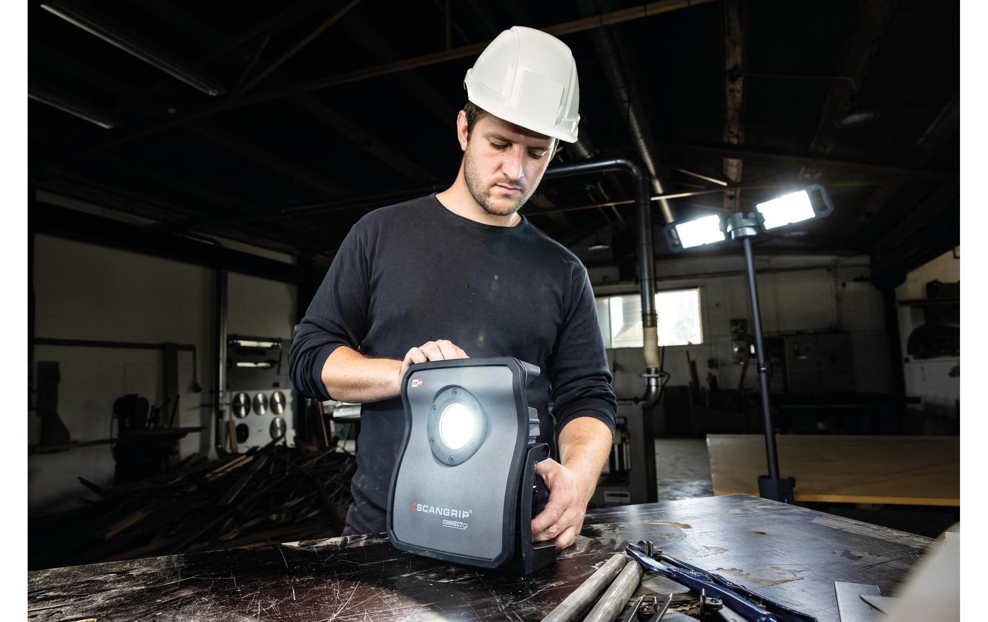 SCANGRIP Arbeitsleuchte Nova 4 Connect – 4000 lm, 30 W, IP65, Akku/Netz, dimmbar – Schwarz