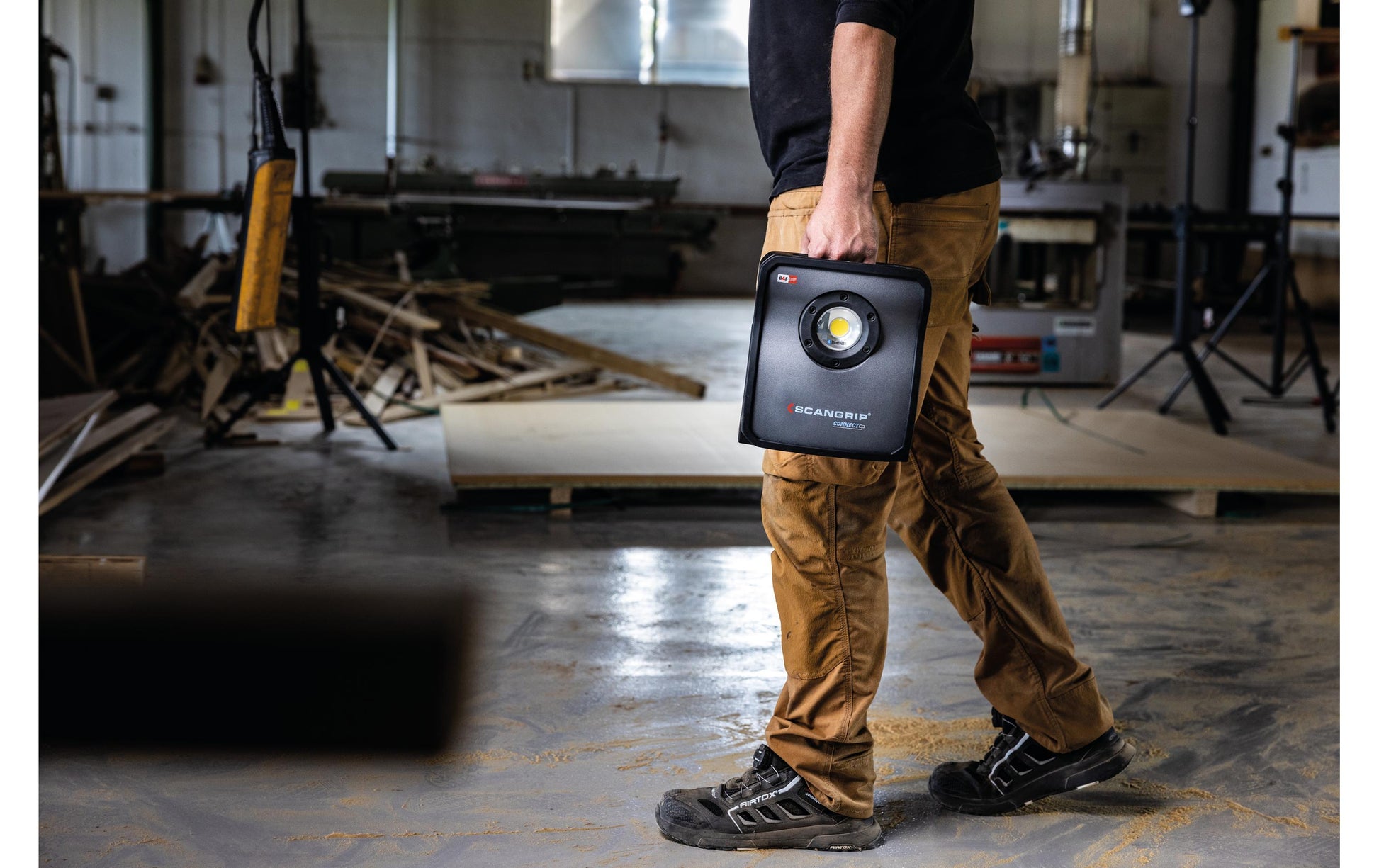 SCANGRIP Arbeitsleuchte Nova 4 Connect – 4000 lm, 30 W, IP65, Akku/Netz, dimmbar – Schwarz