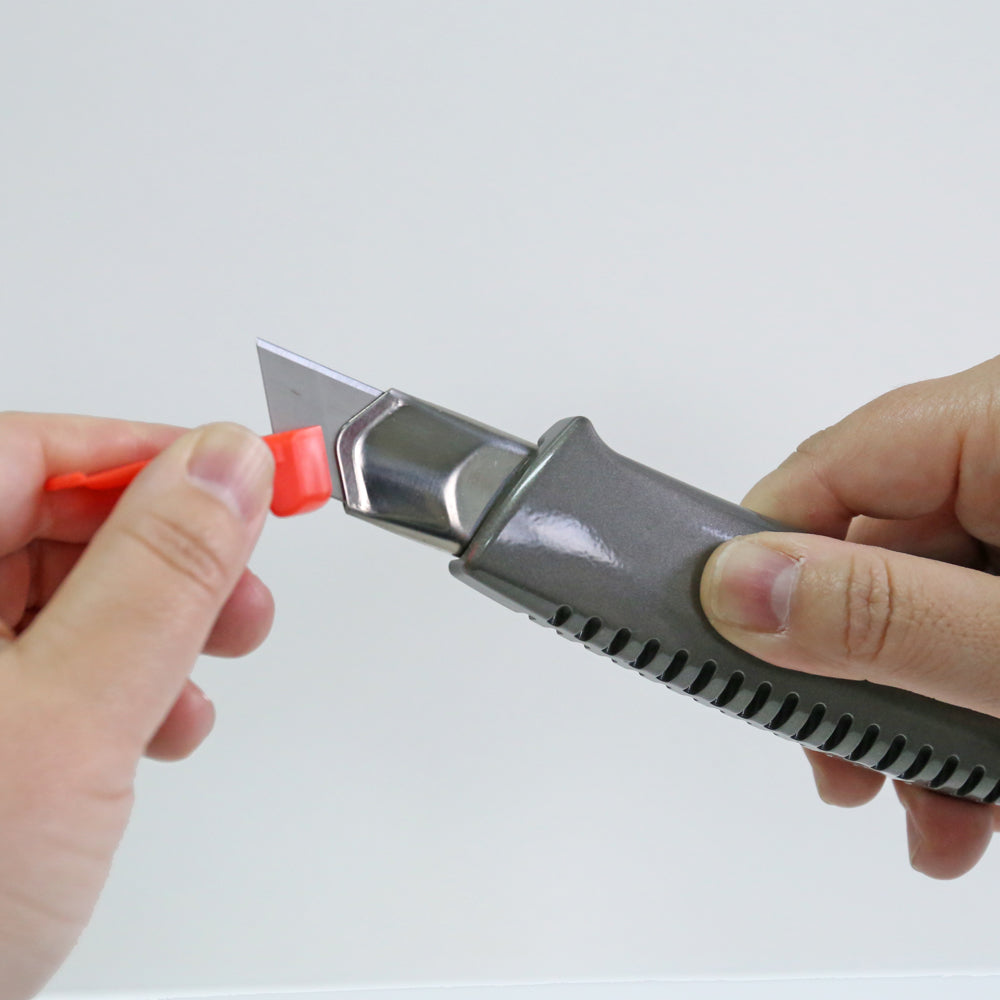 NT Cutter L-500GRP – Abbrechmesser 18 mm, Aluminium-Druckguss, Schraubarretierung, Auto-Lock, grau, 1 Stk.