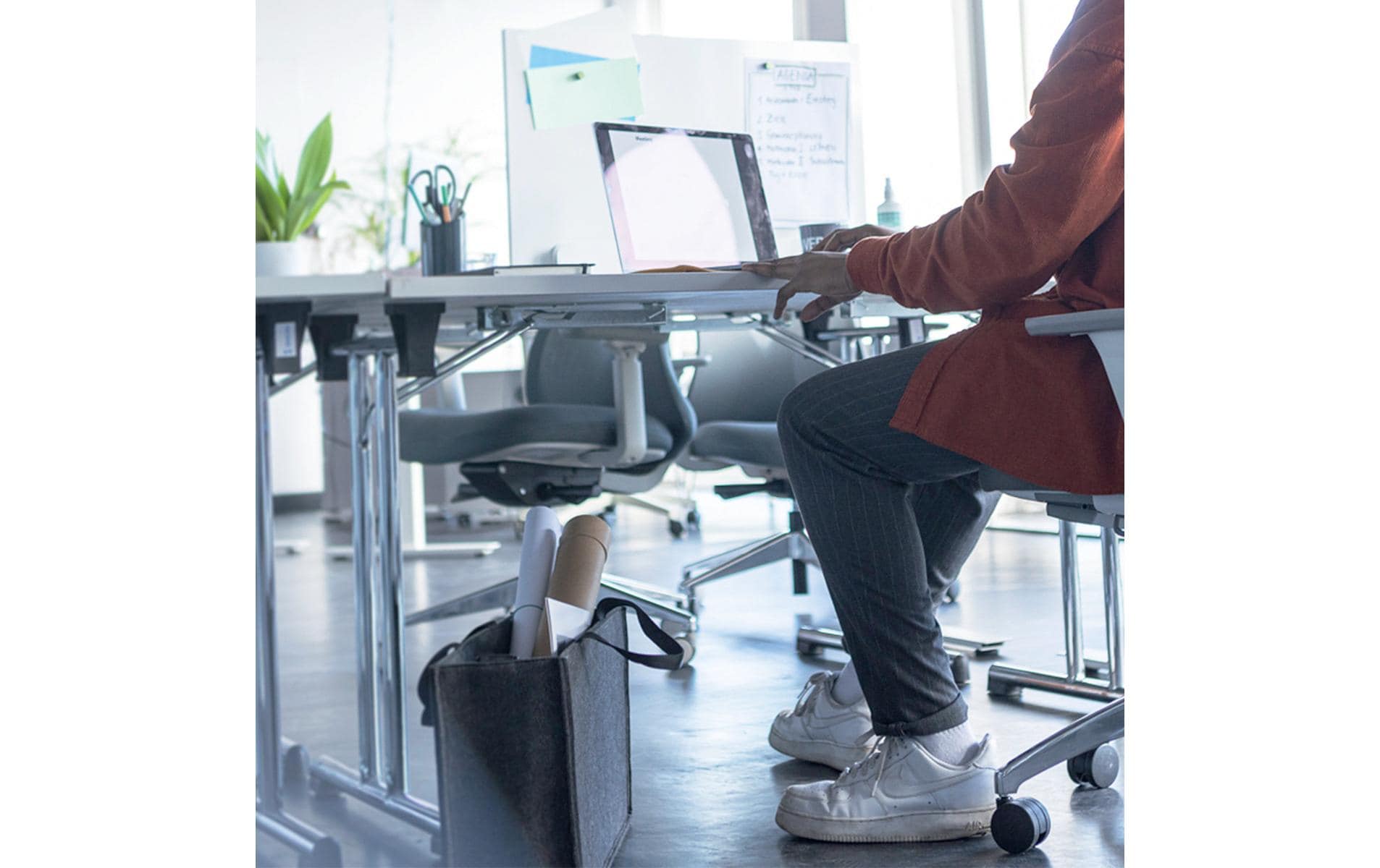 Sigel Desk-Sharing-Tasche – für Notebooks bis 17,3", Filz, Grau