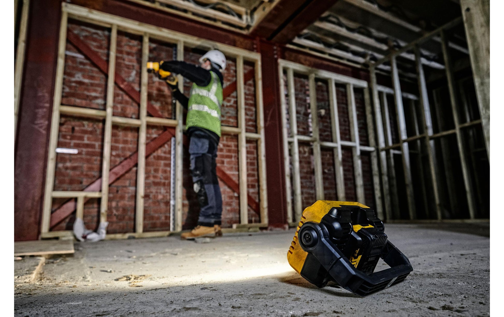 DeWalt Arbeitsleuchte – 2000 lm, 18 V Akku, fest eingebaute LED – Gelb