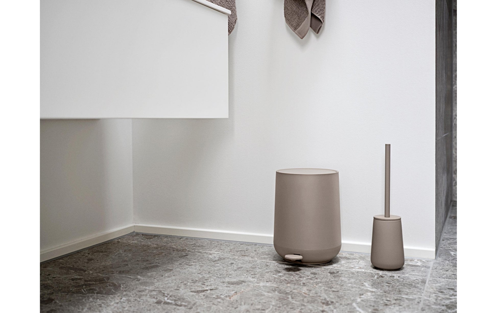 Zone Denmark Nova One – WC-Bürstenset – Keramik, Edelstahl, graubraun, H 37 cm, Ø 10,3 cm