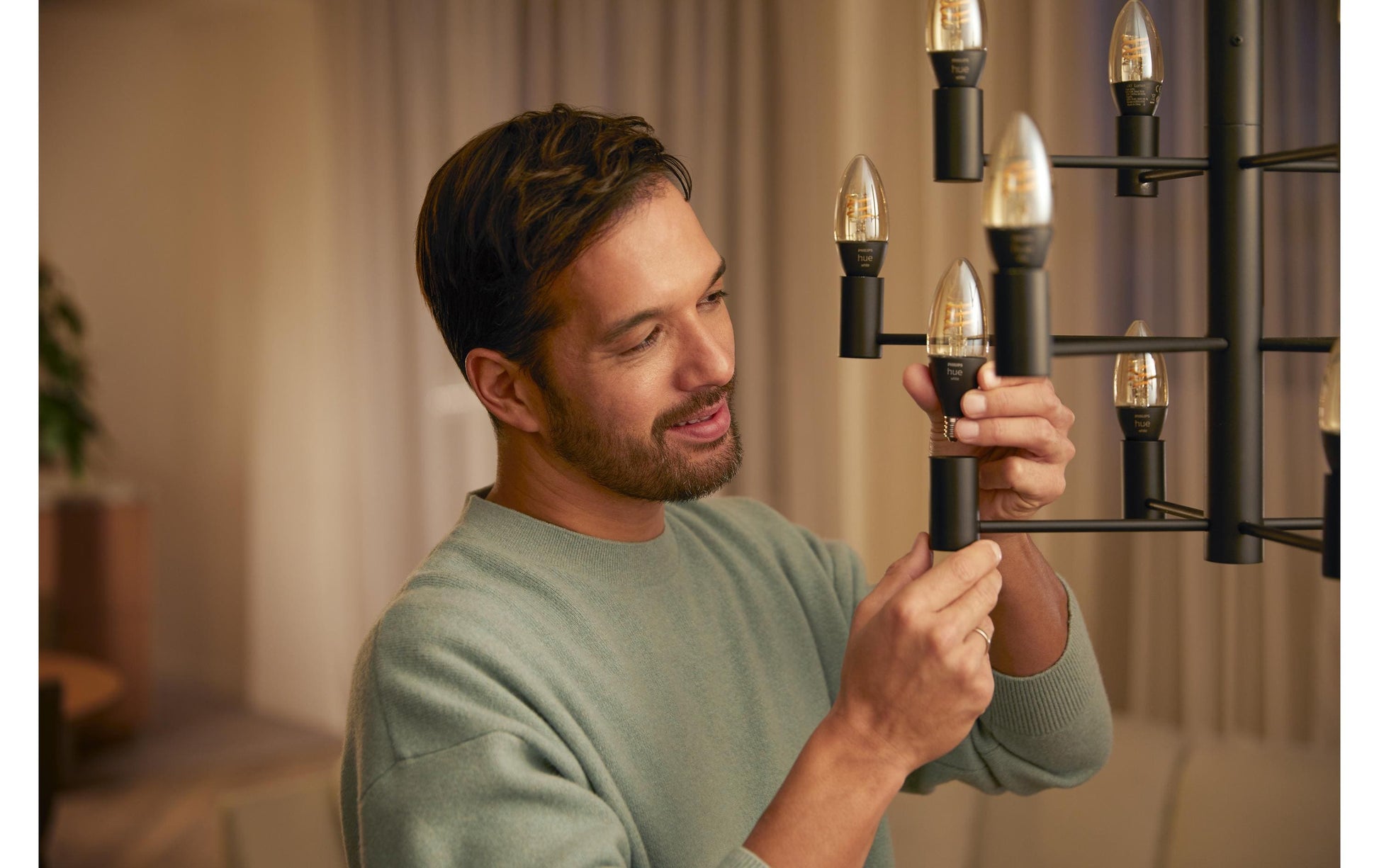 Philips Hue White Ambiance E14 LED-Leuchtmittel – 4,6W dimmbar, 2200–4500 K, für Bluetooth & Hue Bridge
