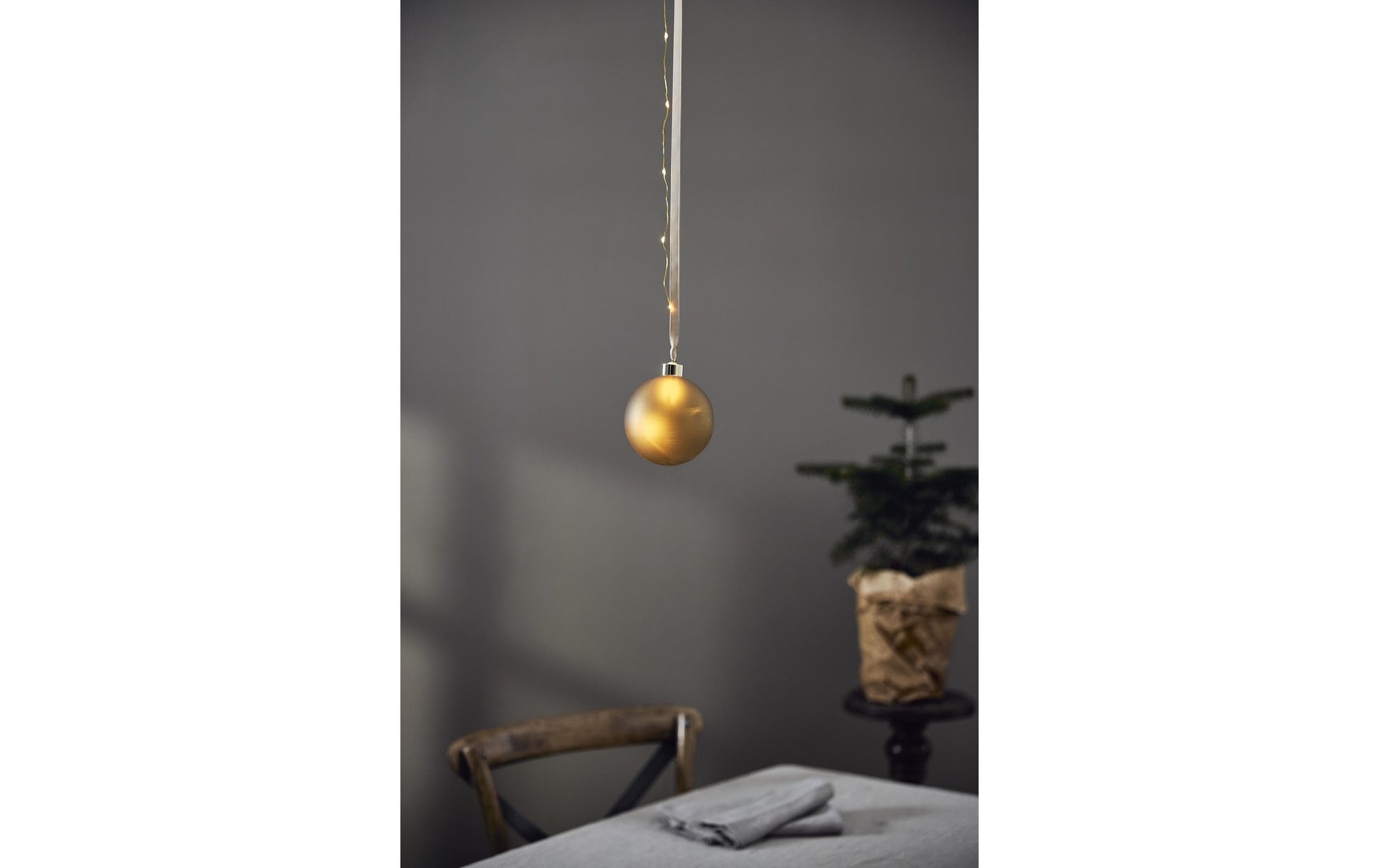 Star Trading Bliss Glaskugel – Ø 10 × 11 cm – Glas, Gold – Batteriebetrieb (3 × AA), Warmweiss, Timer 6/18 h