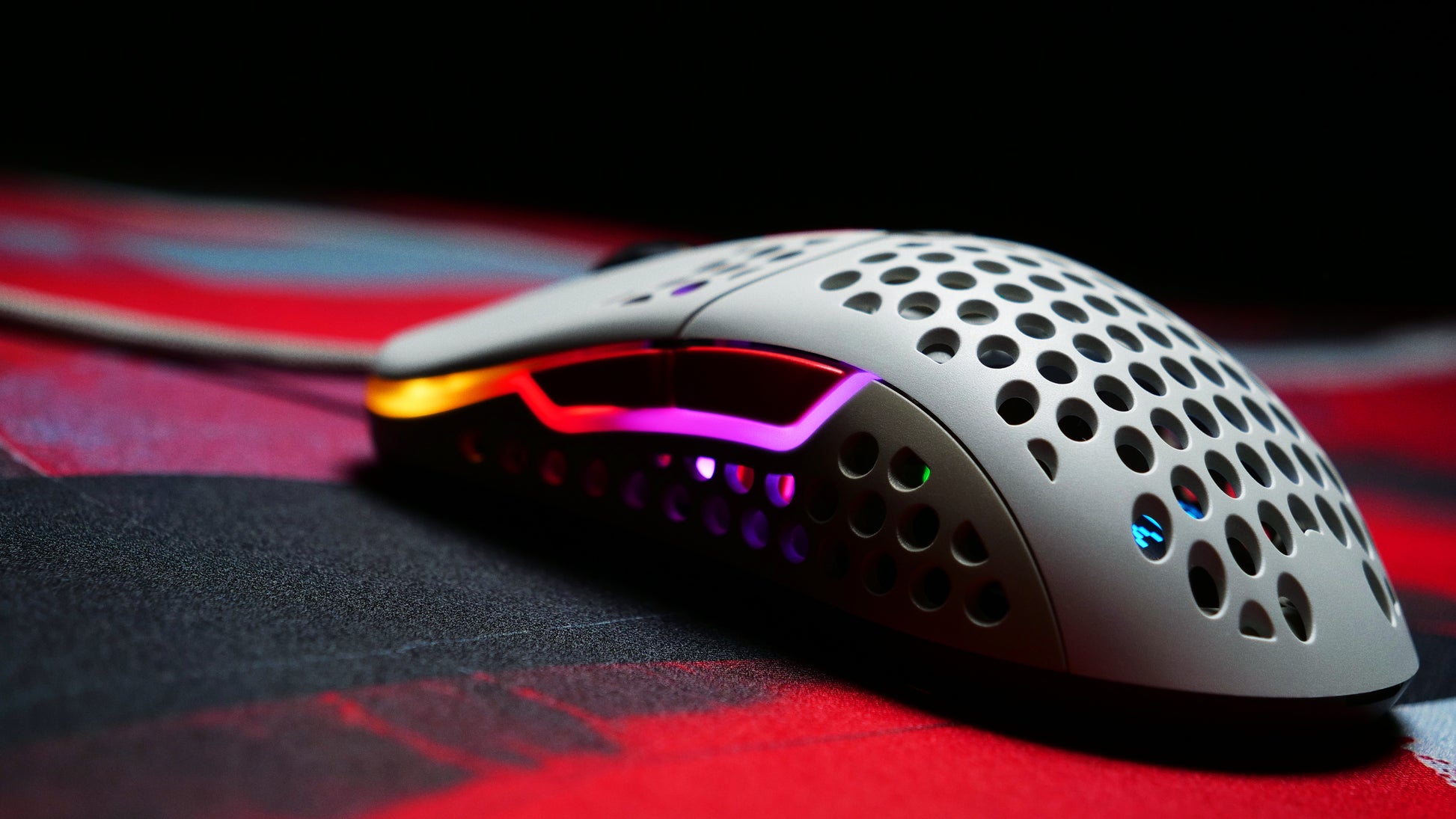 R-Go Tools CHERRY XTRFY M42 Gaming-Maus – kabelgebunden, 125/500/1'000 Hz, beidhändig, RGB-Beleuchtung, mehrfarbig