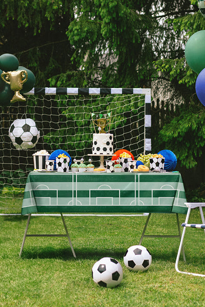 PartyDeco Tischdecke – 120×180 cm, Dunkelgrün/Weiss, Fussballfeld