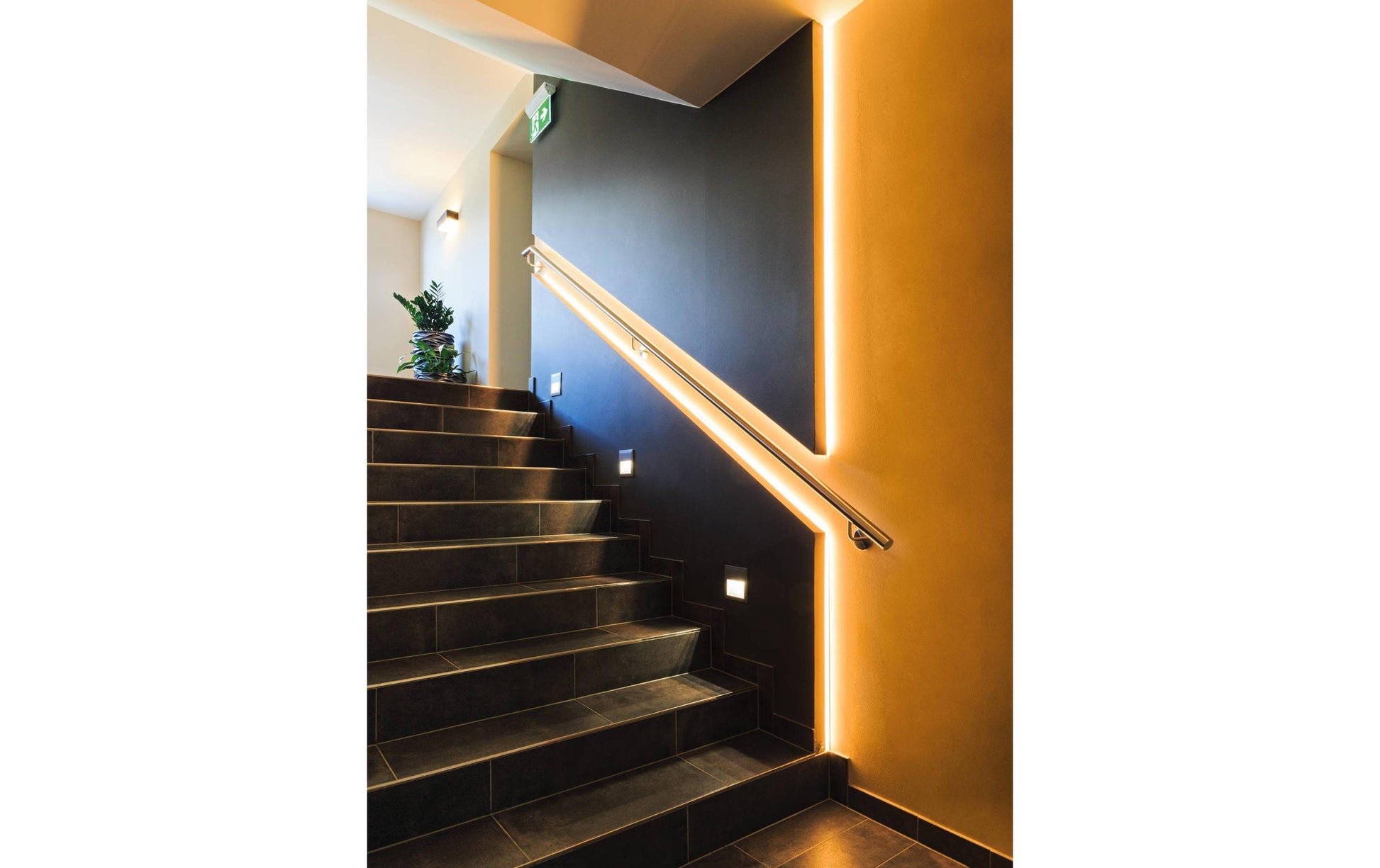 EGLO LED-Strip Stripe-Z – 8 m, 2640 lm, 3 W, 2700–6500 K, dimmbar, ZigBee/BT, für IKEA Tradfri/Philips Hue, weiss