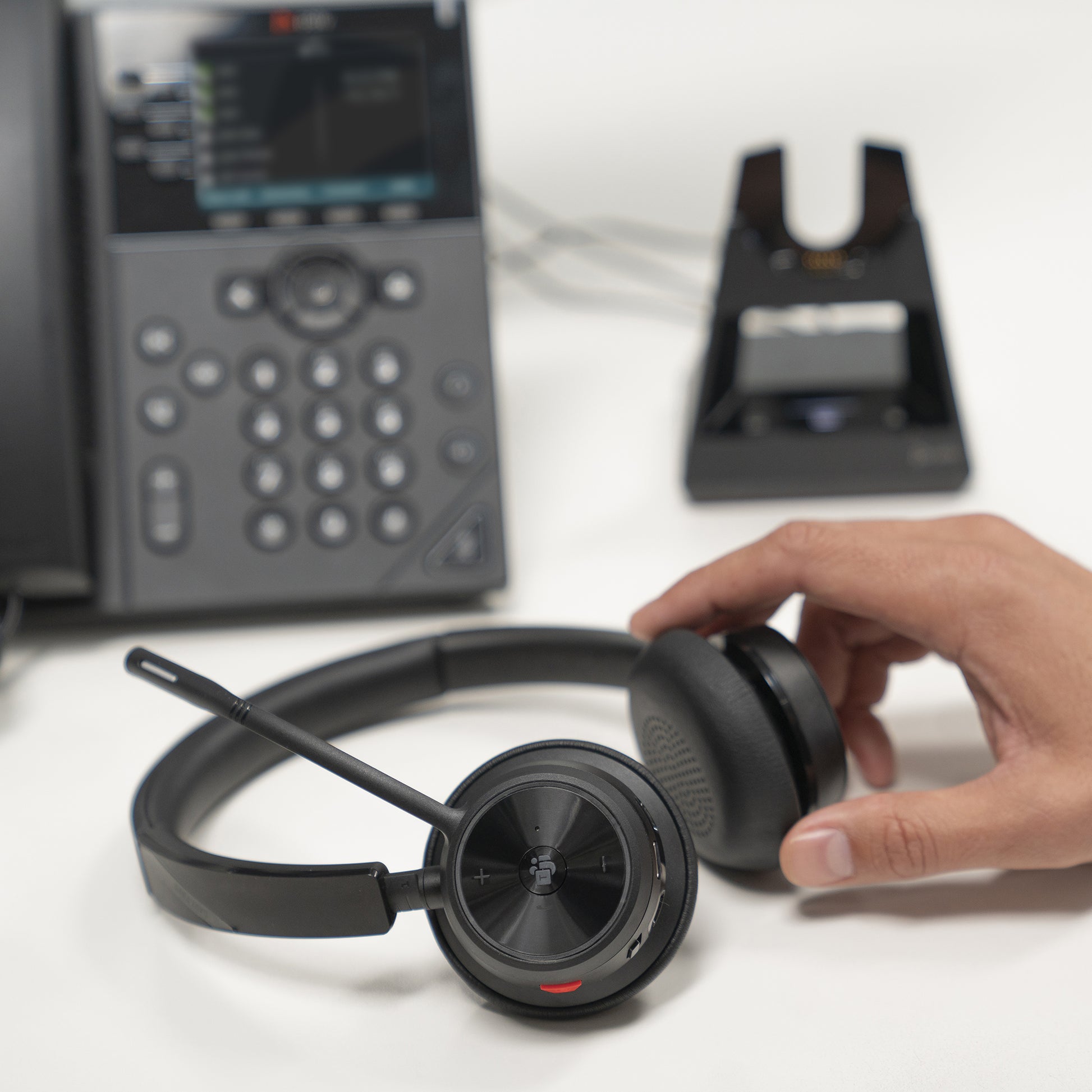 Poly Voyager 4320-M – Duo Headset (On-Ear) – Bluetooth, USB-A – für PC/Mac – schwarz – bis 24 h