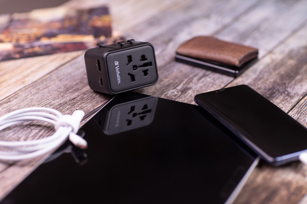 Verbatim Reiseadapter – 100–250 V, 2'500 W, 2x USB (PD20W) – von Typ A/B/C zu Typ E/F/G usw. – schwarz