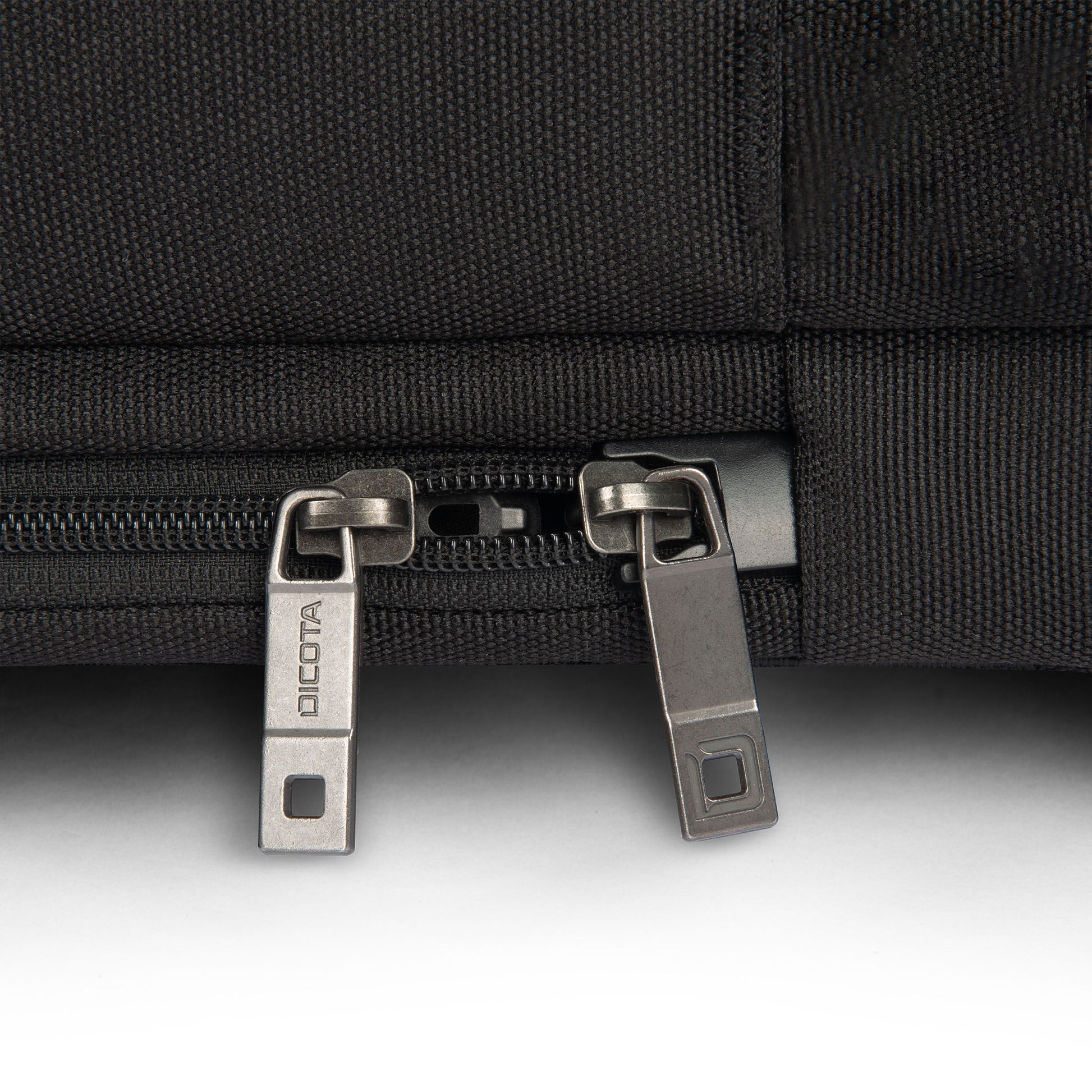 DICOTA Slim Casei FIVE Notebook-Tasche bis 14" – Trolley-Band, verschliessbar – Schwarz
