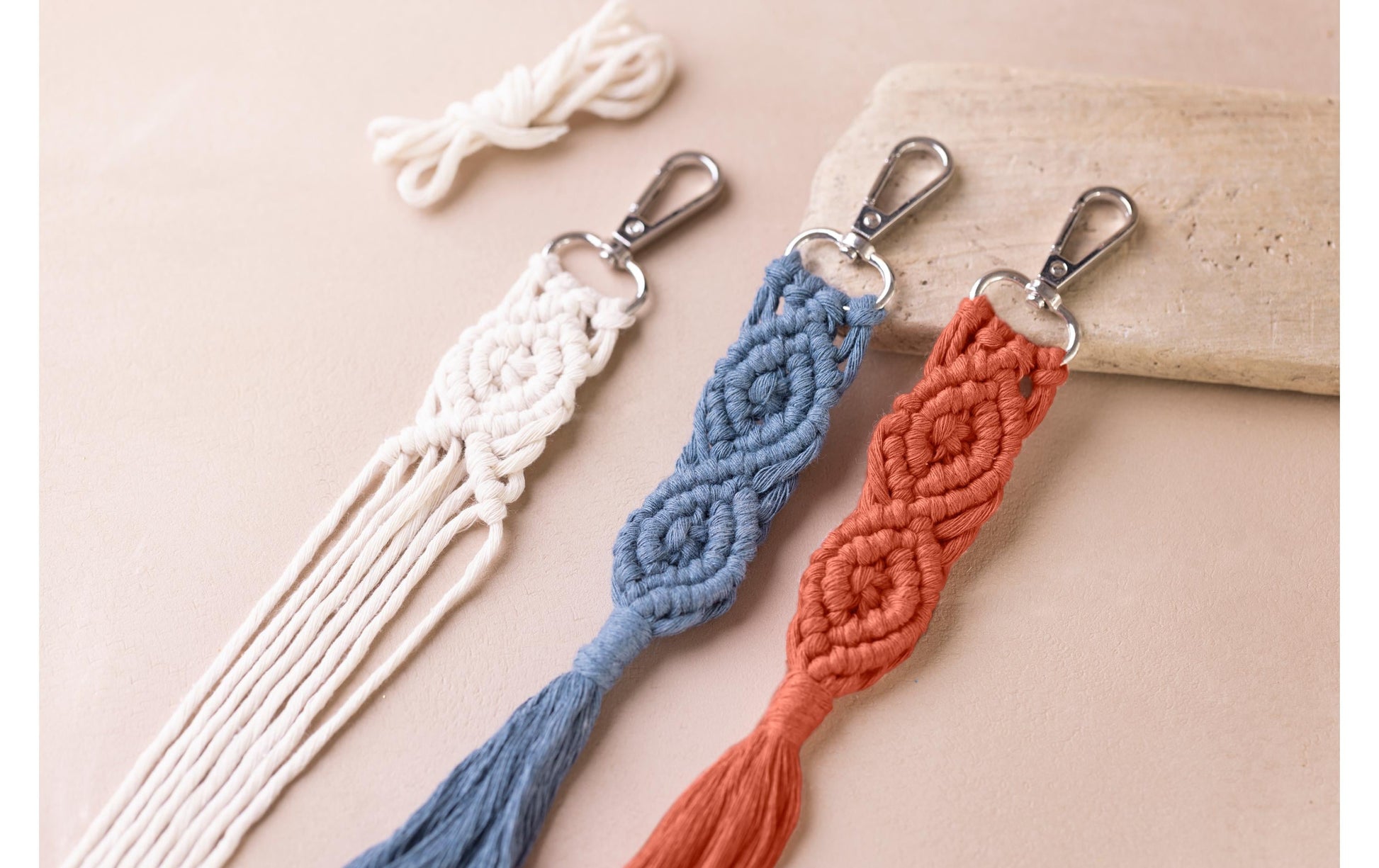 Creativ Company Mini Macramé – Makramee-Set – Schlüsselanhänger – ab 10 Jahren – Baumwolle, Rot