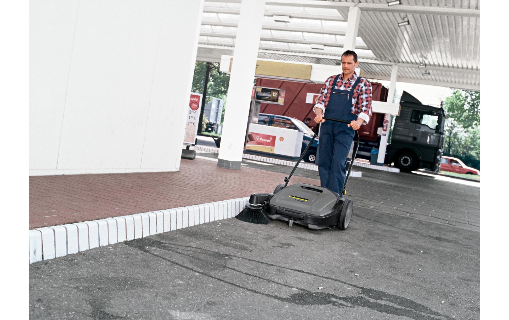 Kärcher Kehrmaschine KM 70/15 C – 70 cm Arbeitsbreite, 42 l Auffangbehälter, manuell, schwarz
