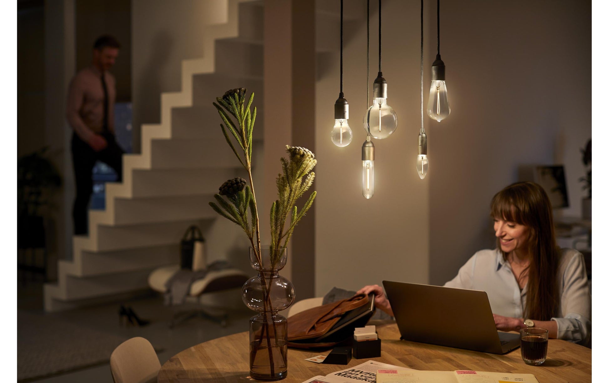 Philips by Signify Philips Leuchtmittel E27 A-Form – Warmweiss 1800 K, 136 lm, 2,3 W – IP20 – 1 Stk. – Rauchglas – LEDclassic
