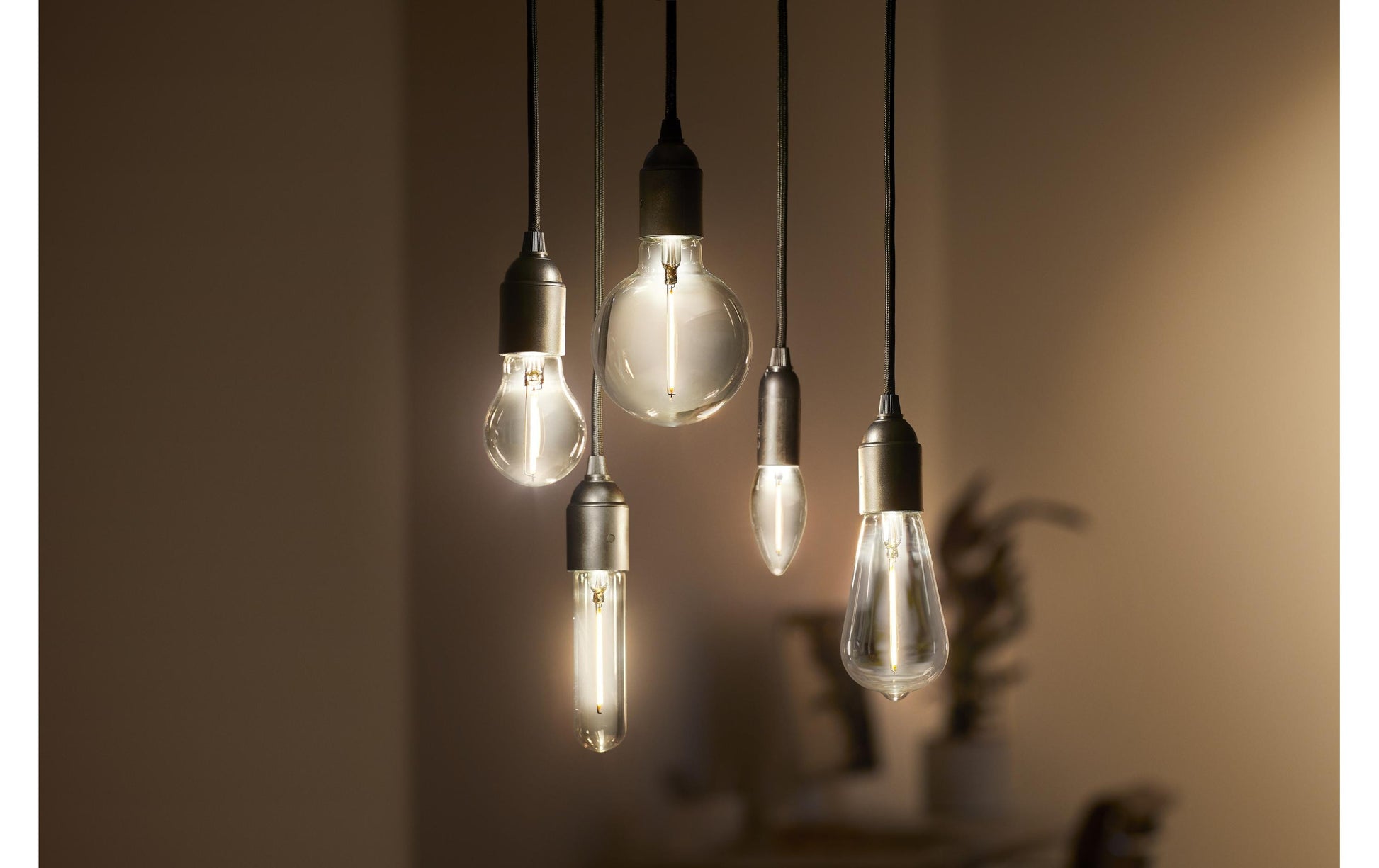 Philips by Signify Philips Leuchtmittel E27 A-Form – Warmweiss 1800 K, 136 lm, 2,3 W – IP20 – 1 Stk. – Rauchglas – LEDclassic