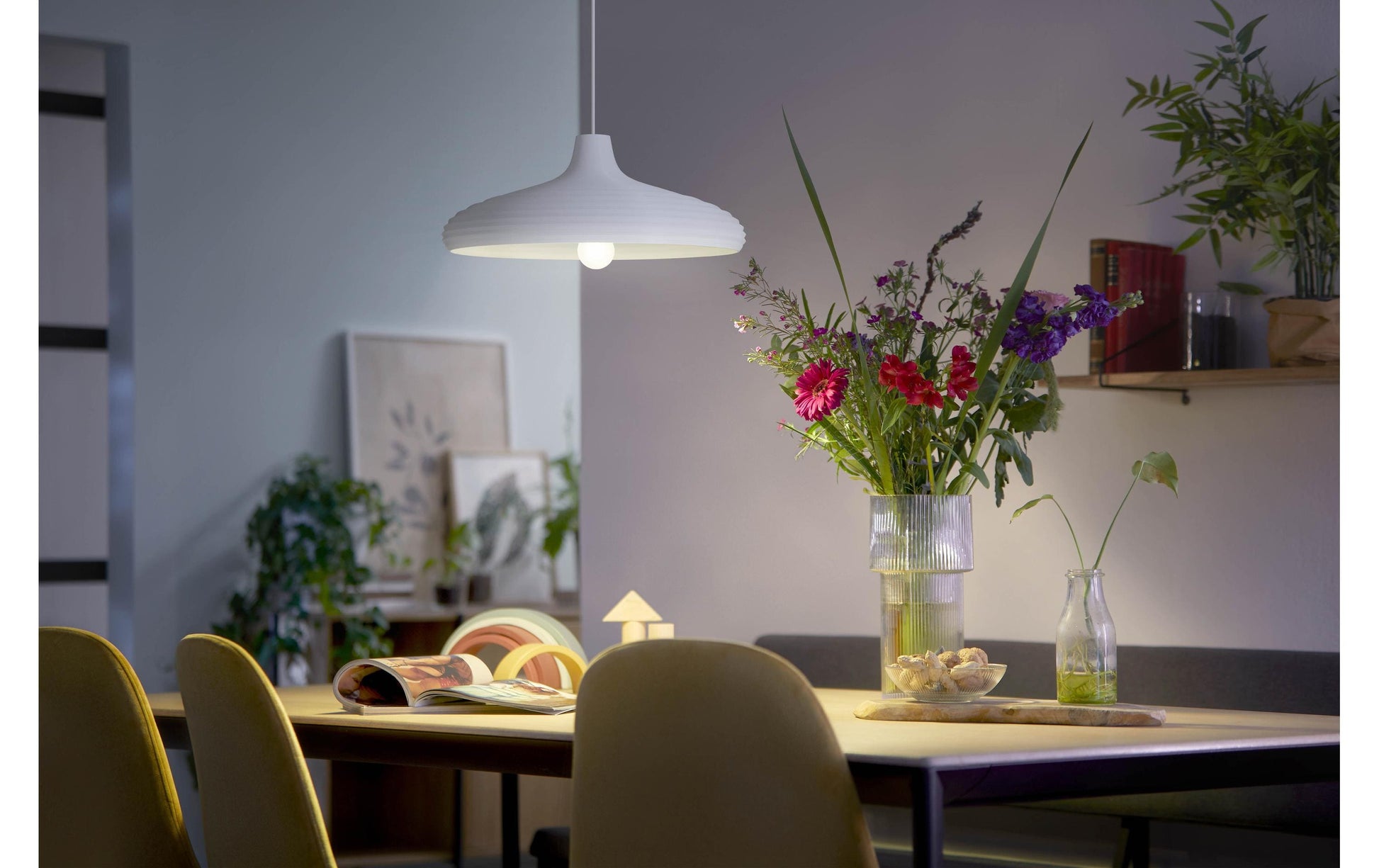 Philips by Signify Philips LED-Leuchtmittel E27 A-Form – Neutralweiss 4000 K, 840 lm, 4 W – 1 Stk., Weiss, Glas