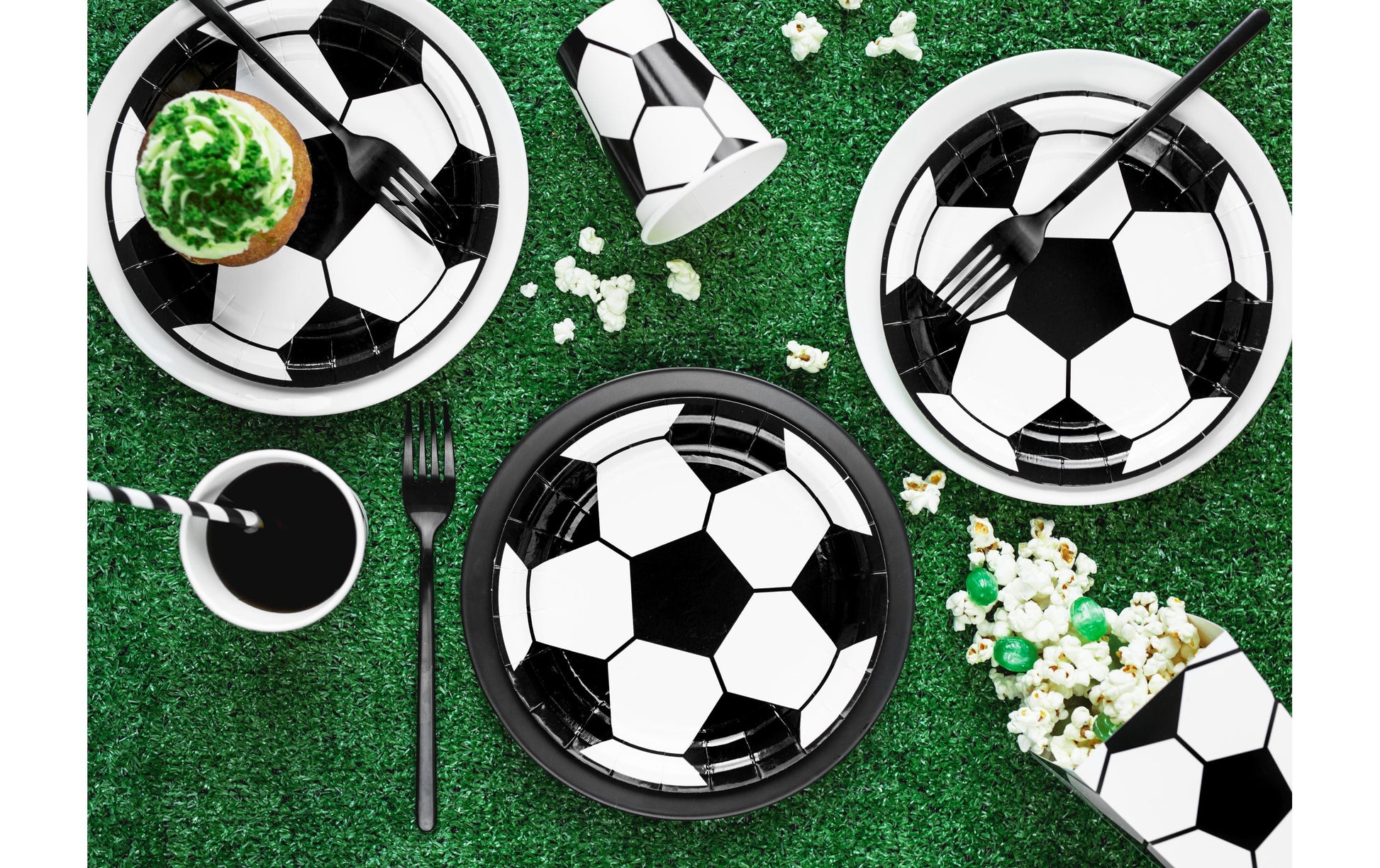PartyDeco Teller, Papier/Karton – Ø 18 cm, Fussball, Schwarz/Weiss – 6 Stk.