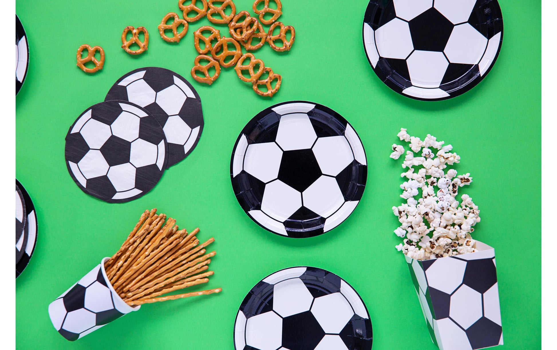 PartyDeco Teller, Papier/Karton – Ø 18 cm, Fussball, Schwarz/Weiss – 6 Stk.