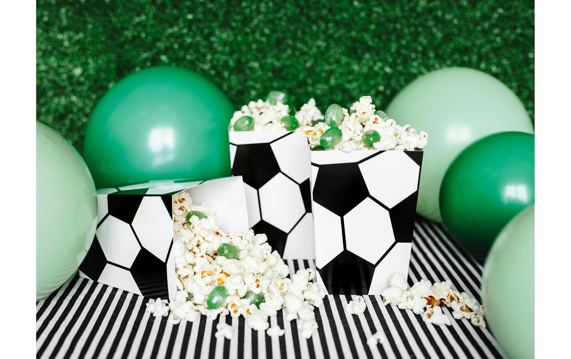 PartyDeco Take-away-Box, Papier – 70 × 70 × 120 mm, Fussball, Schwarz-Weiss – 6 Stk.