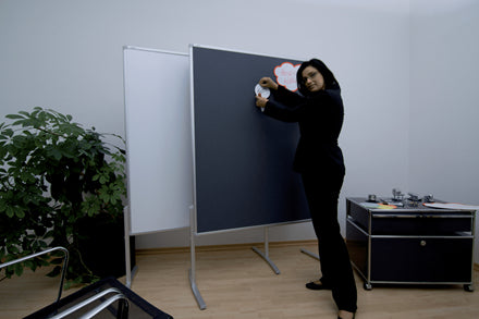 Franken Pinnwand – Filz, Alurahmen – 120 × 150 cm, Grau, PRO