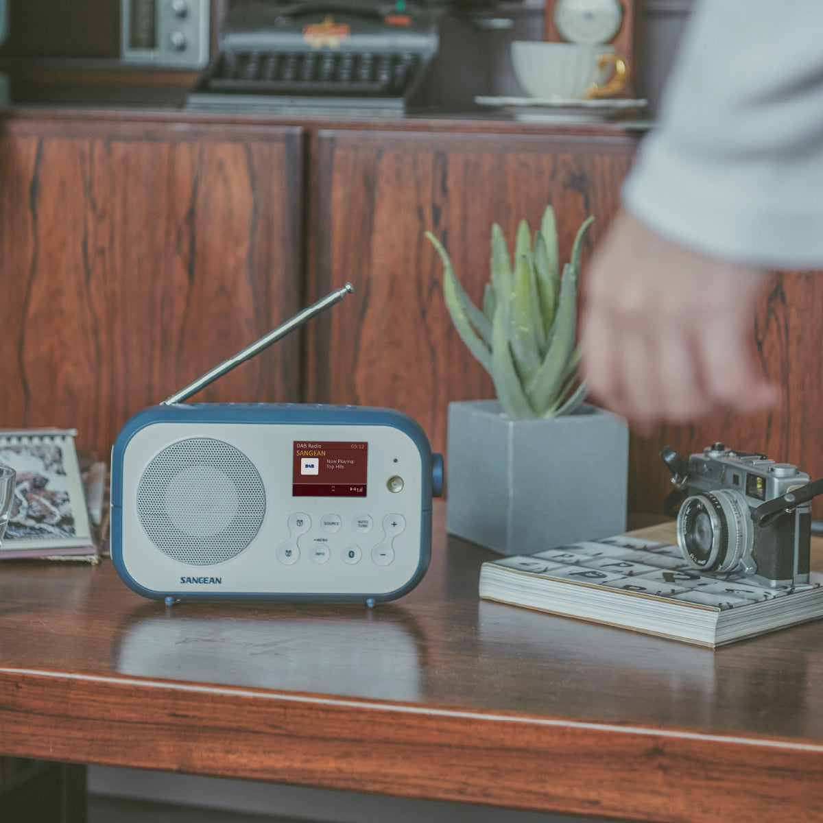 Sangean DPR-42BT – Tragbares DAB+ Radio, UKW, Bluetooth – Weiss/Blau